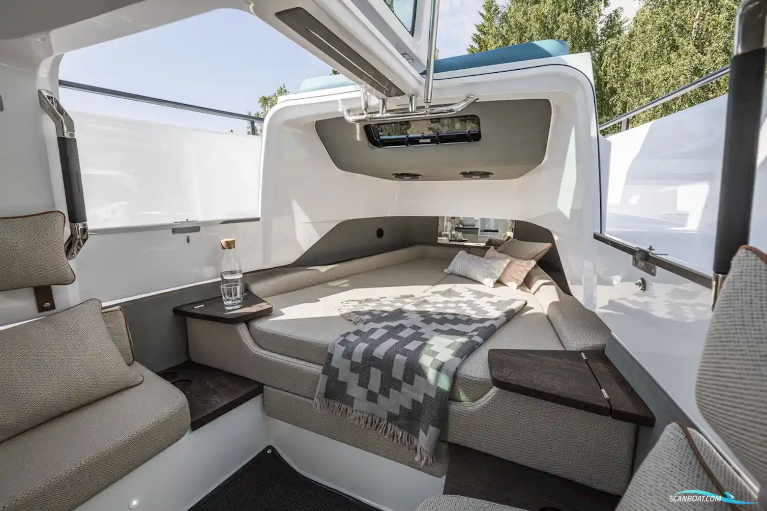 AXOPAR 37 XC Cross Cabin