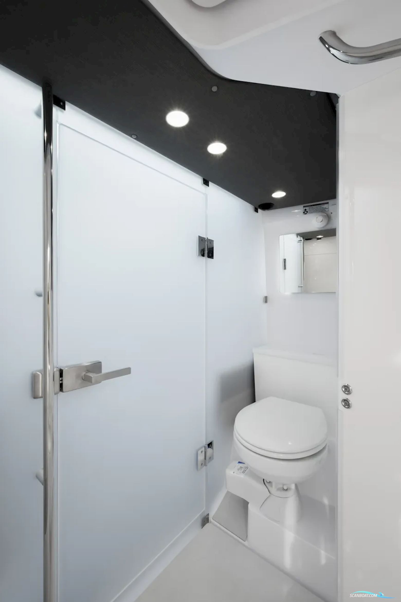 AXOPAR 37 XC Cross Cabin