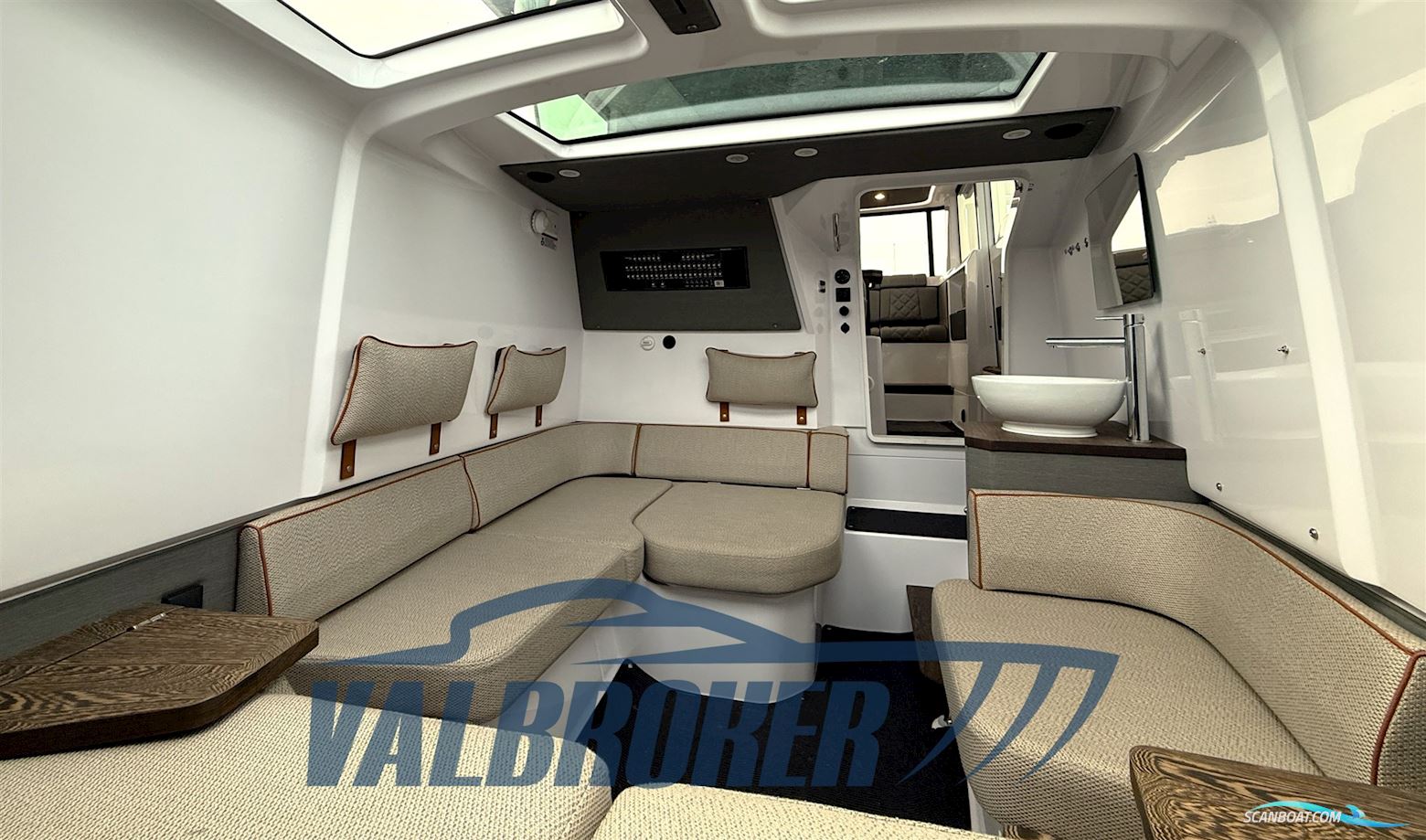 AXOPAR 37 XC Cross Cabin