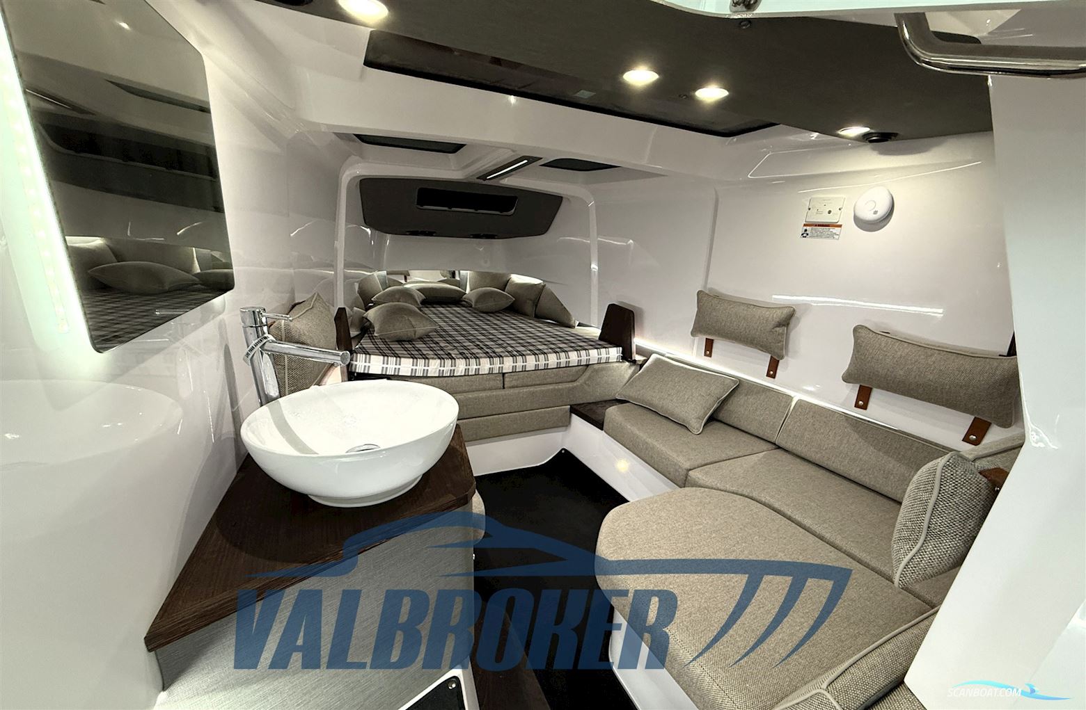 Axopar 37 XC Cross Cabin