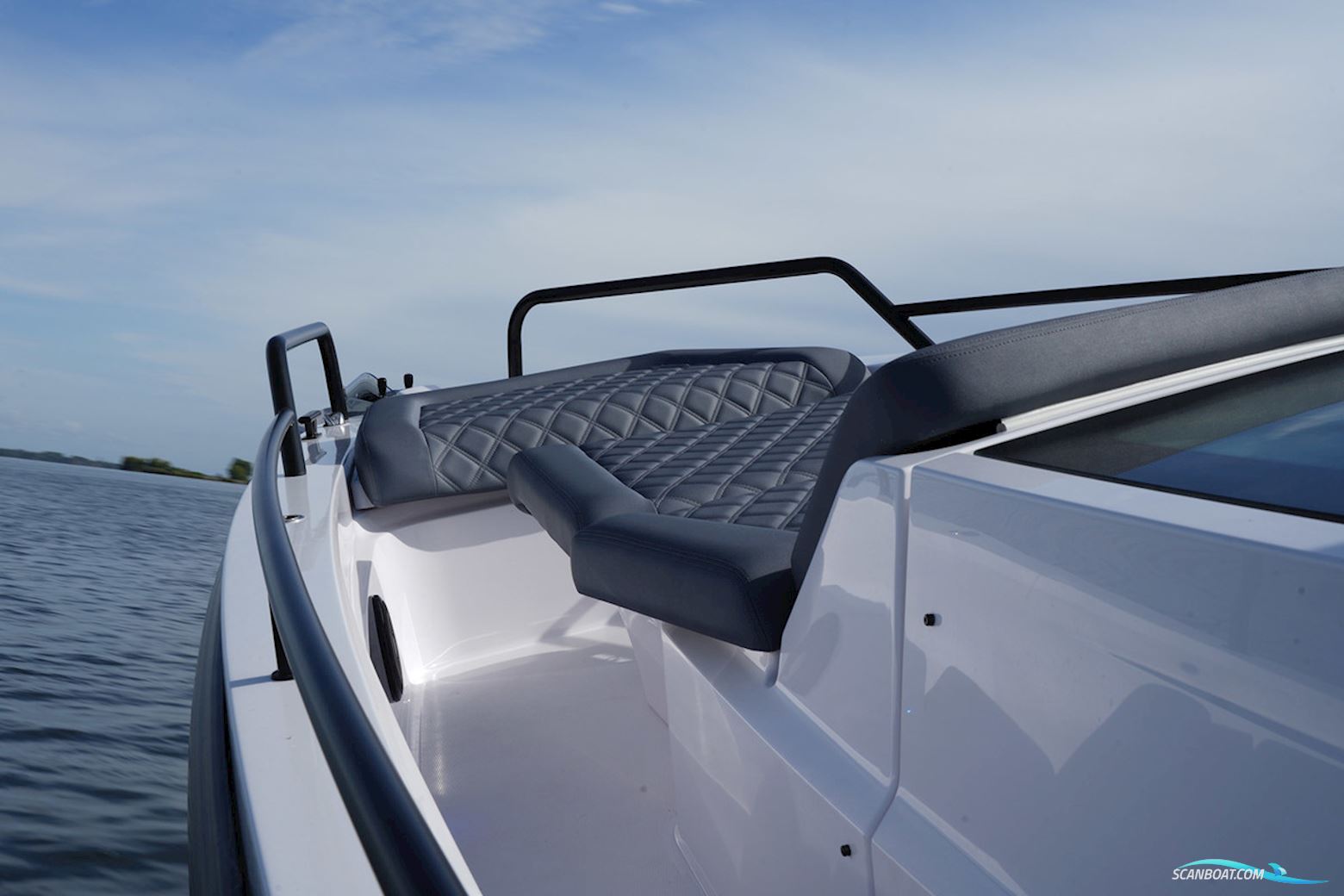 Axopar 37 XC Cross Cabin