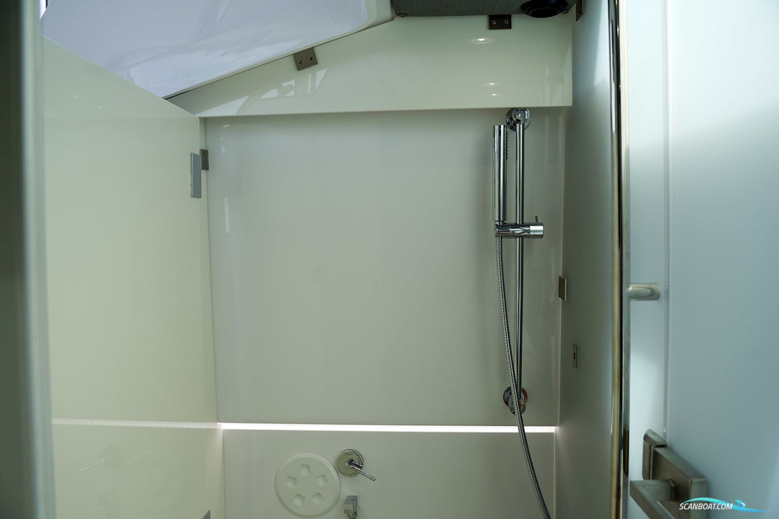 Axopar 37 XC Cross Cabin