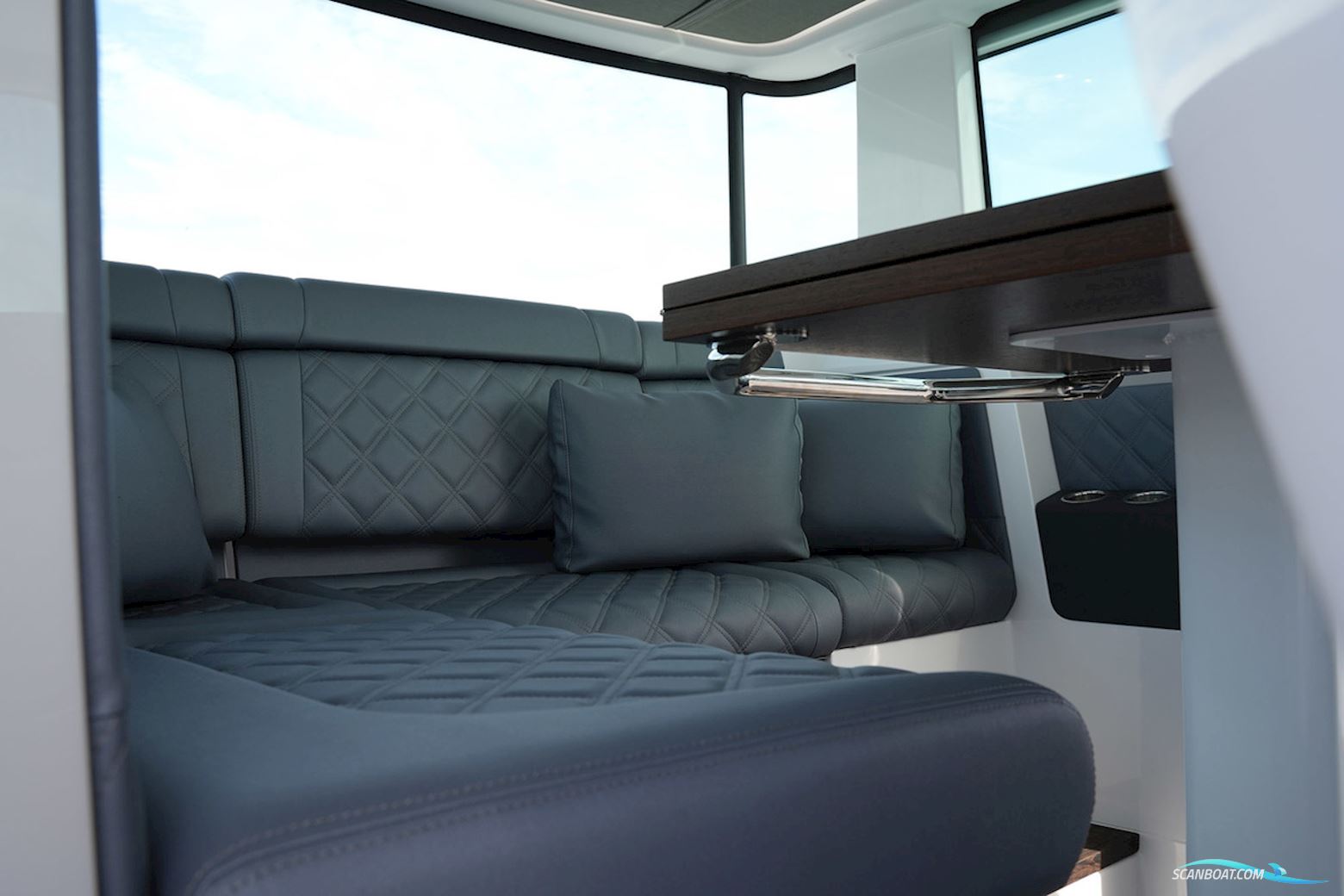 Axopar 37 XC Cross Cabin