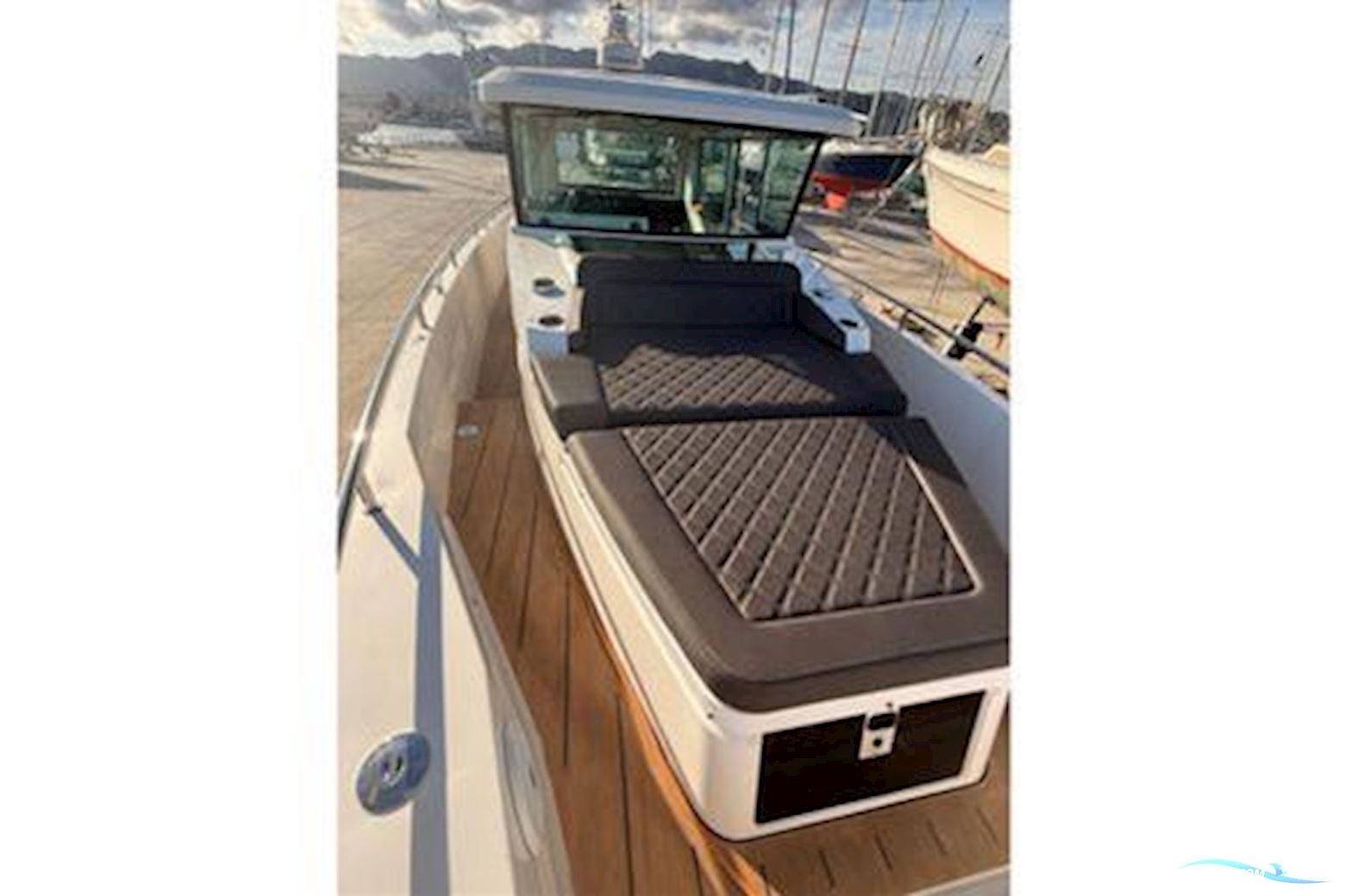 Axopar 37 XC Cross Cabin