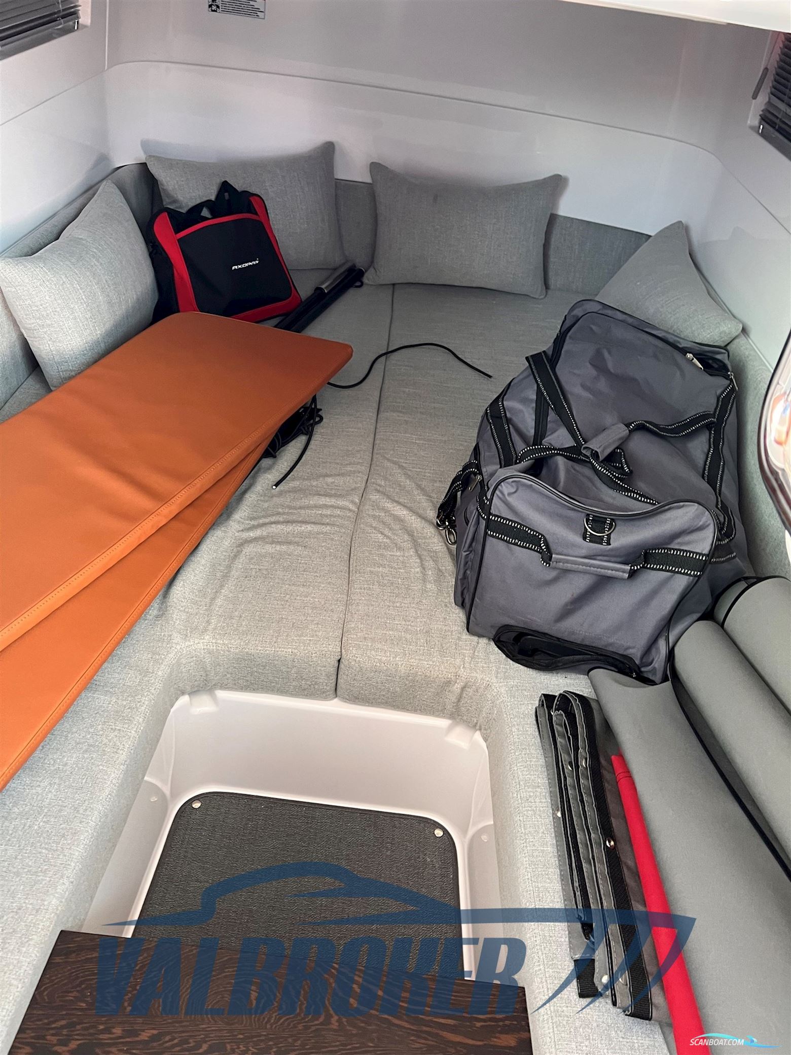 AXOPAR 37 XC Cross Cabin