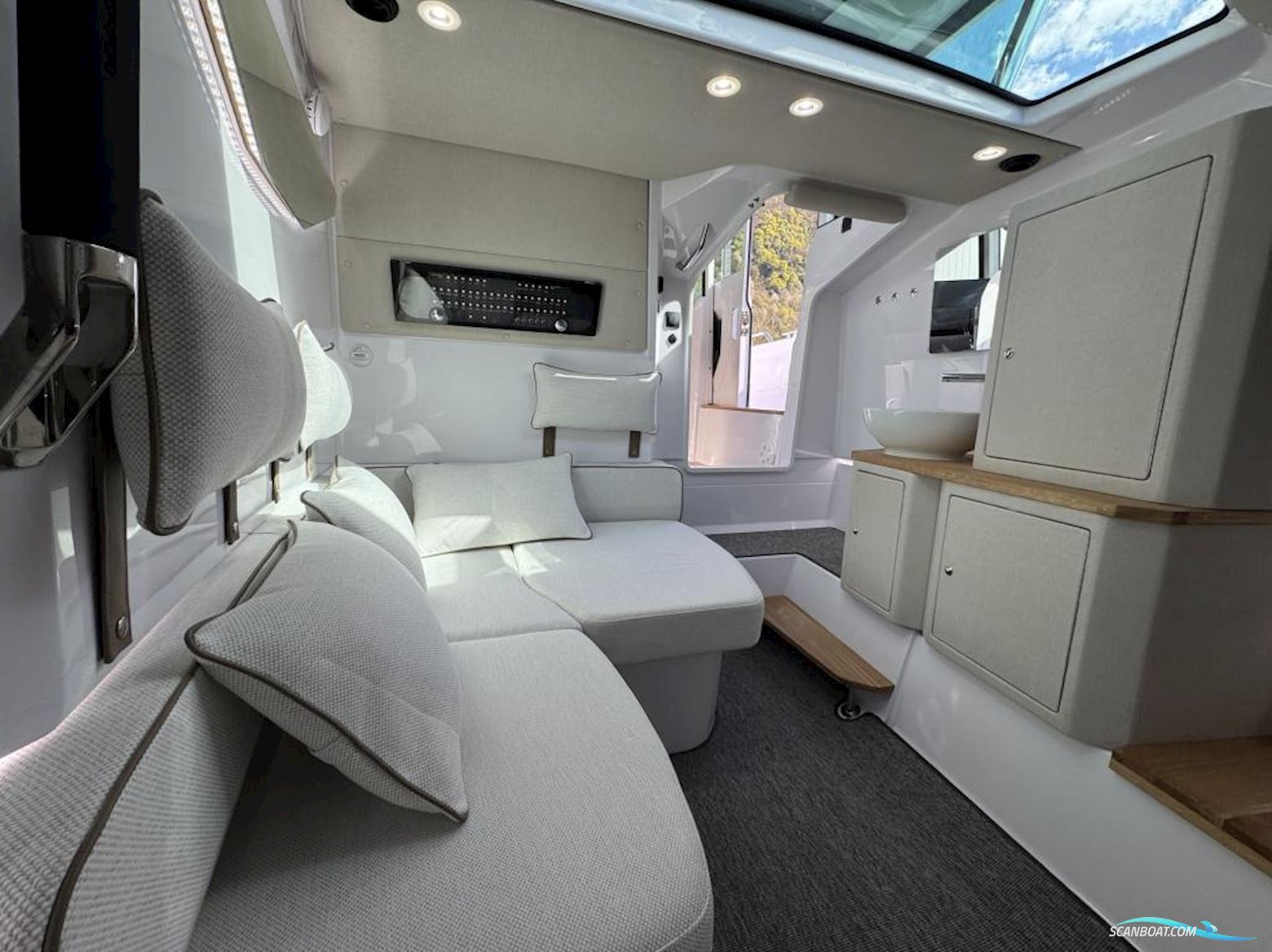 Axopar 37 XC Cross Cabin