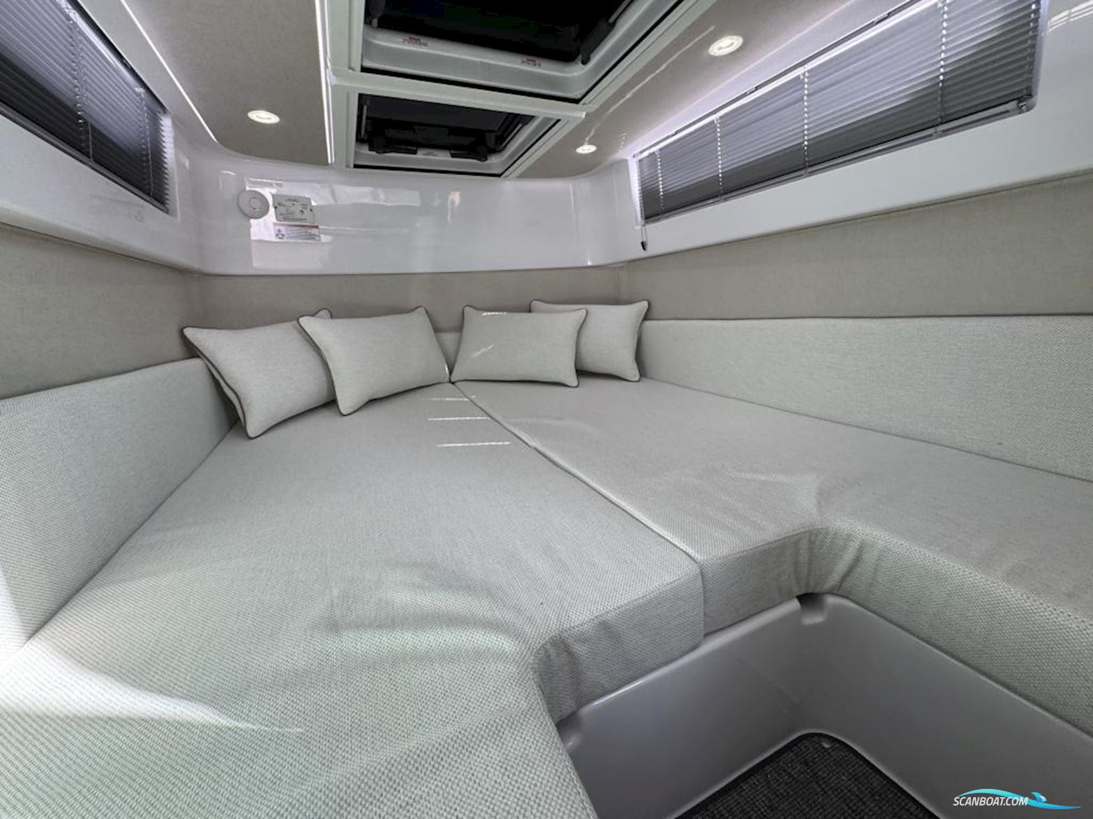 Axopar 37 XC Cross Cabin