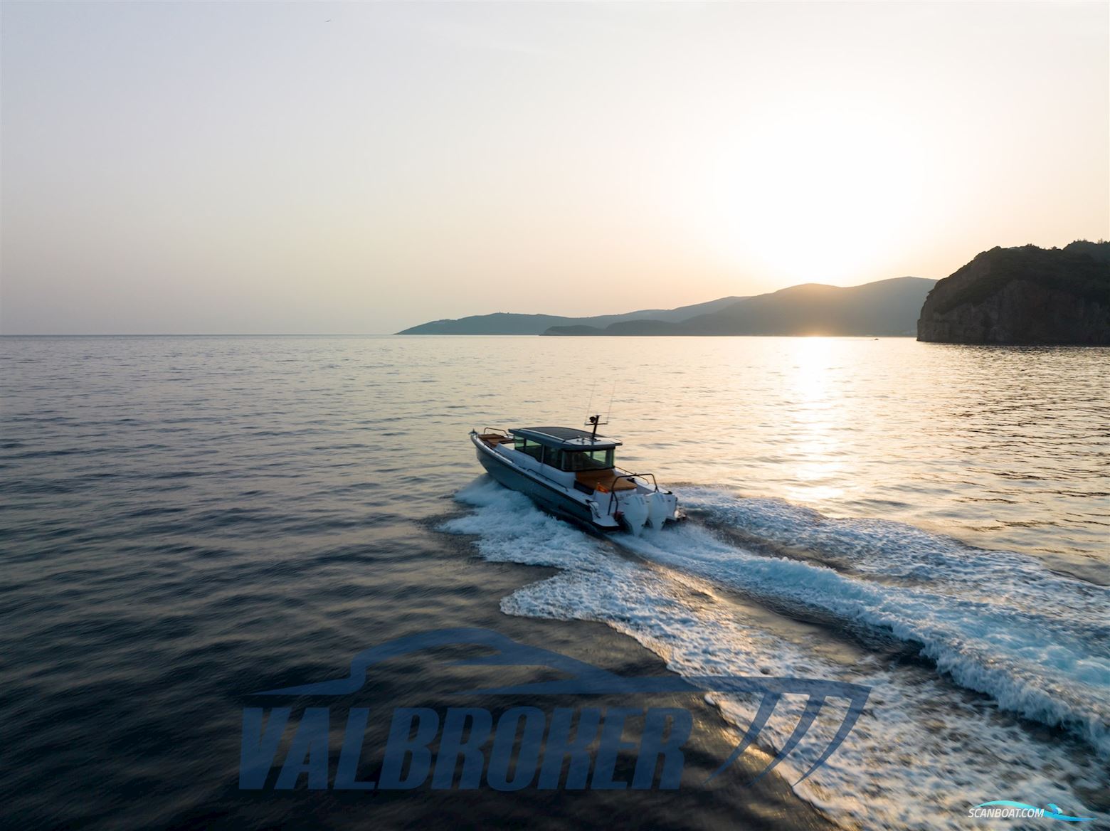 Axopar 37 XC Cross Cabin