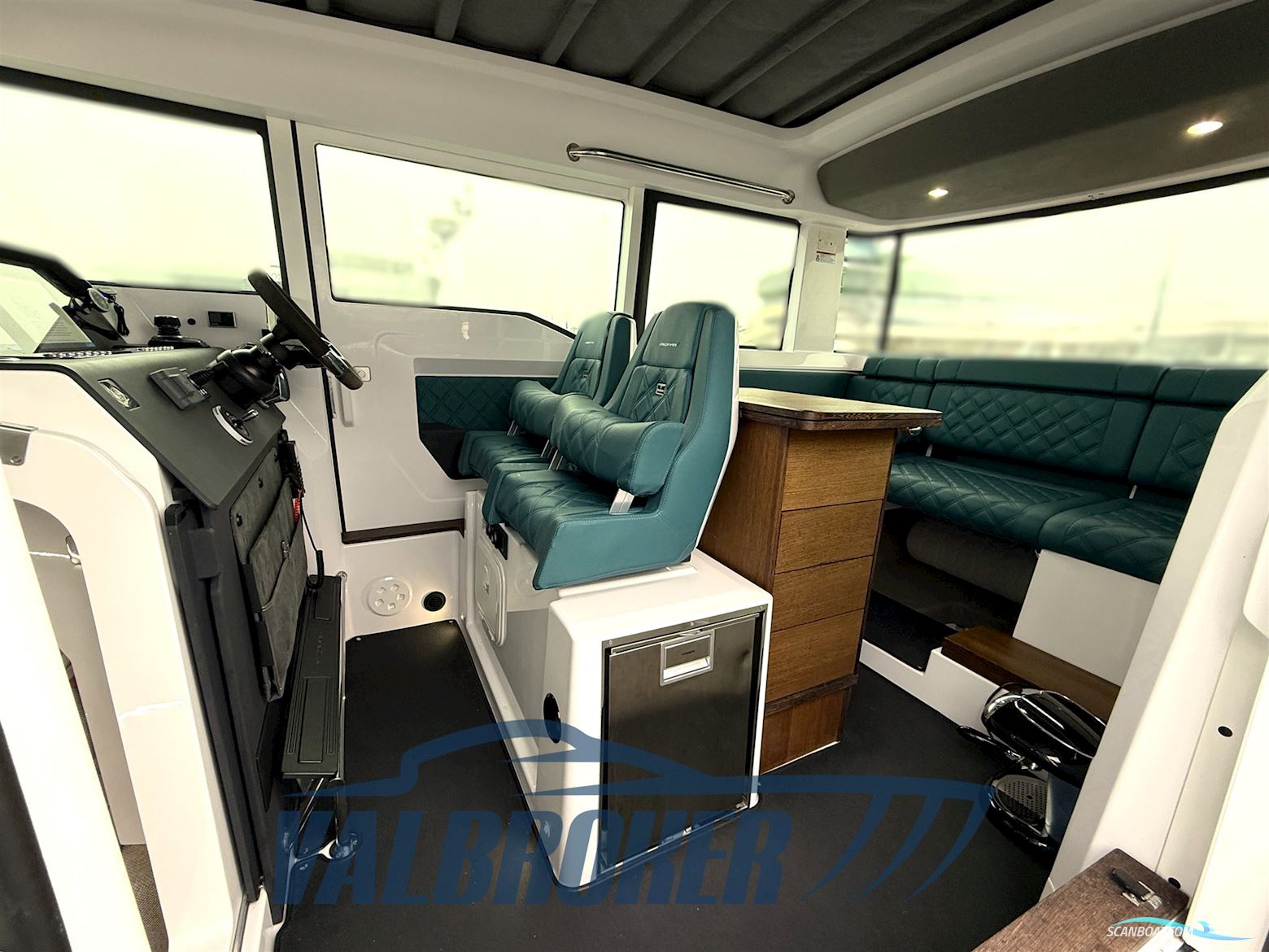 Axopar 37 XC Cross Cabin