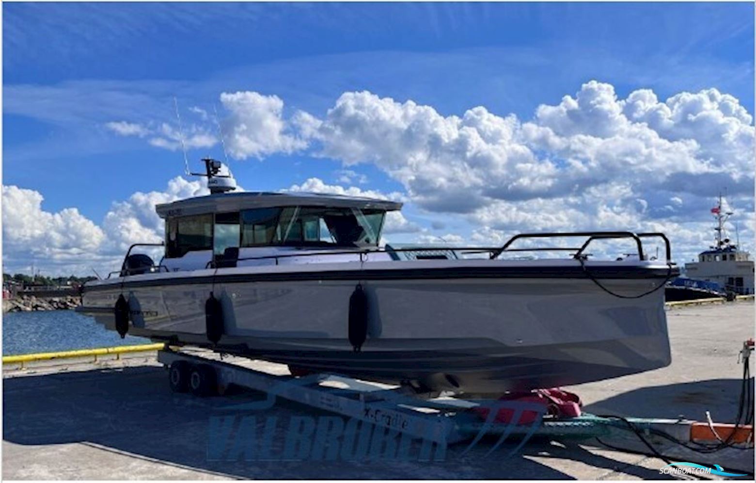 Axopar 37 XC Cross Cabin