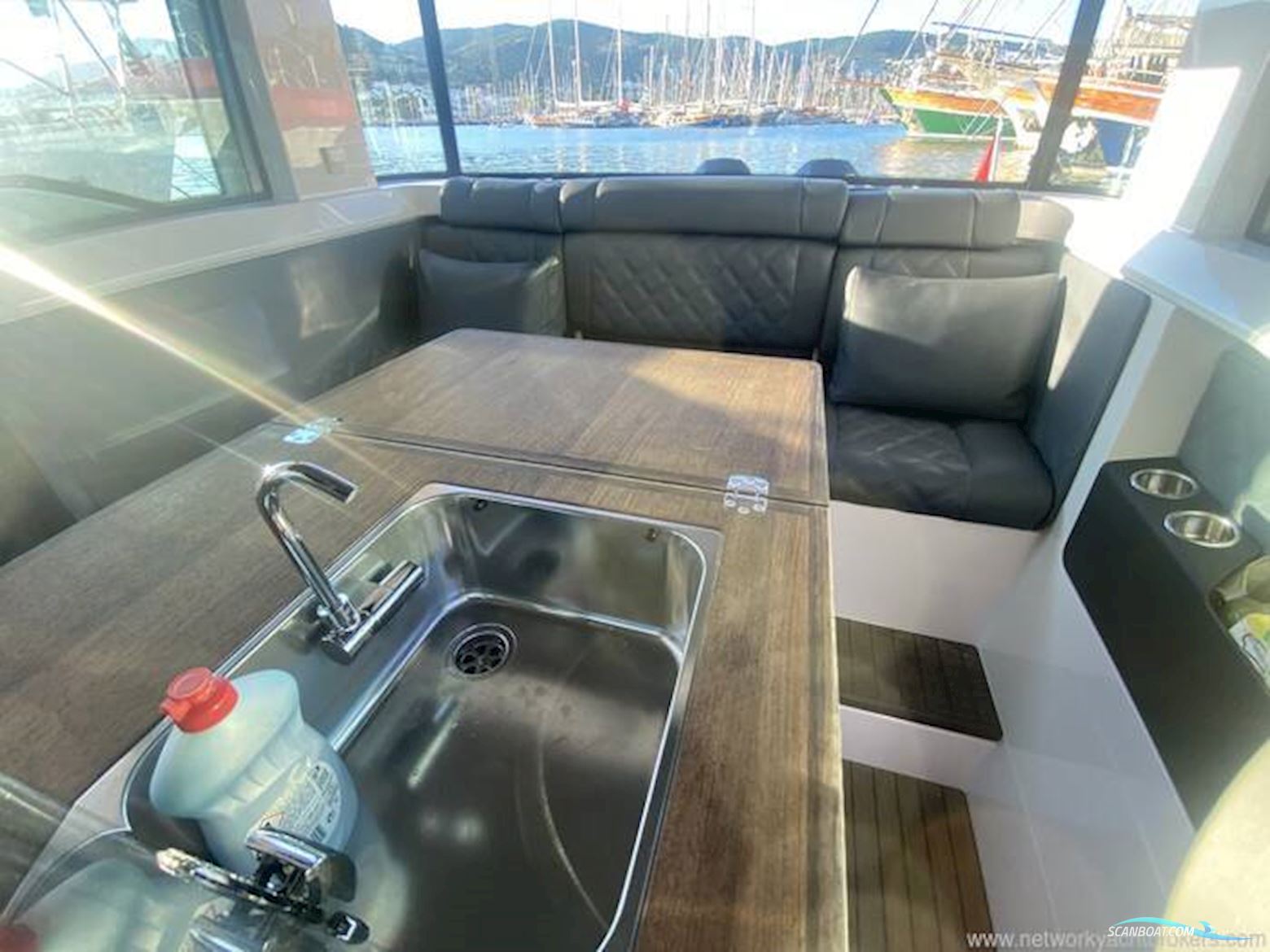 Axopar 37 XC Cross Cabin