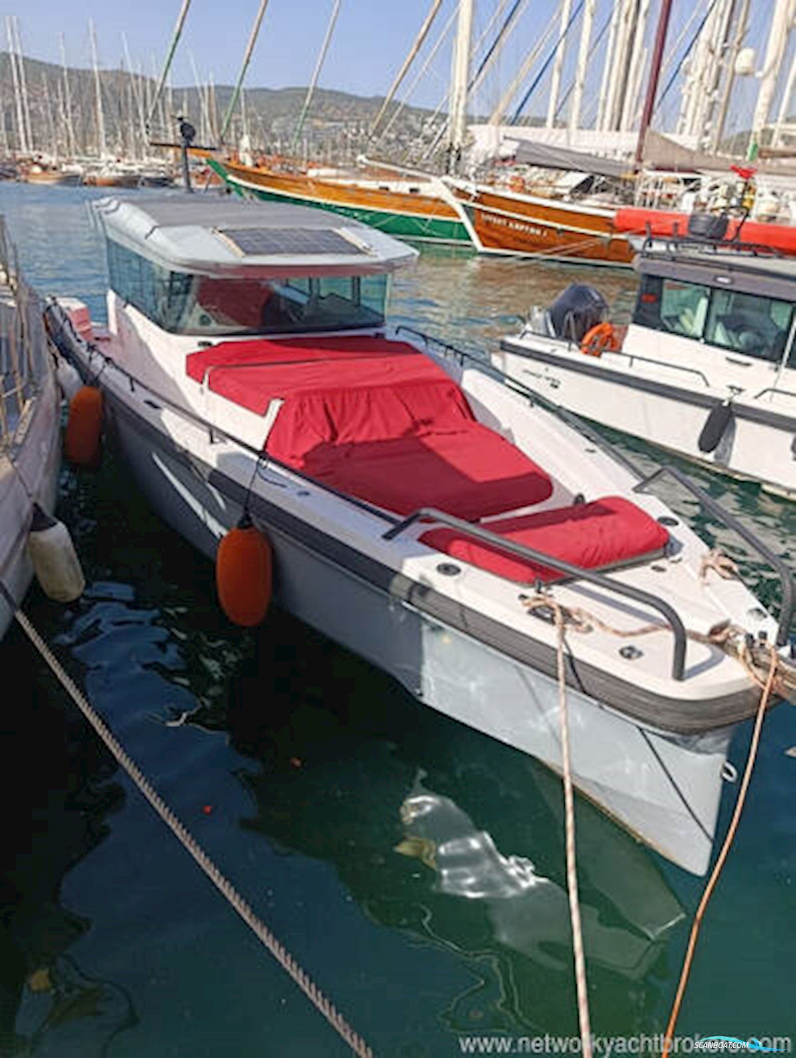 Axopar 37 XC Cross Cabin