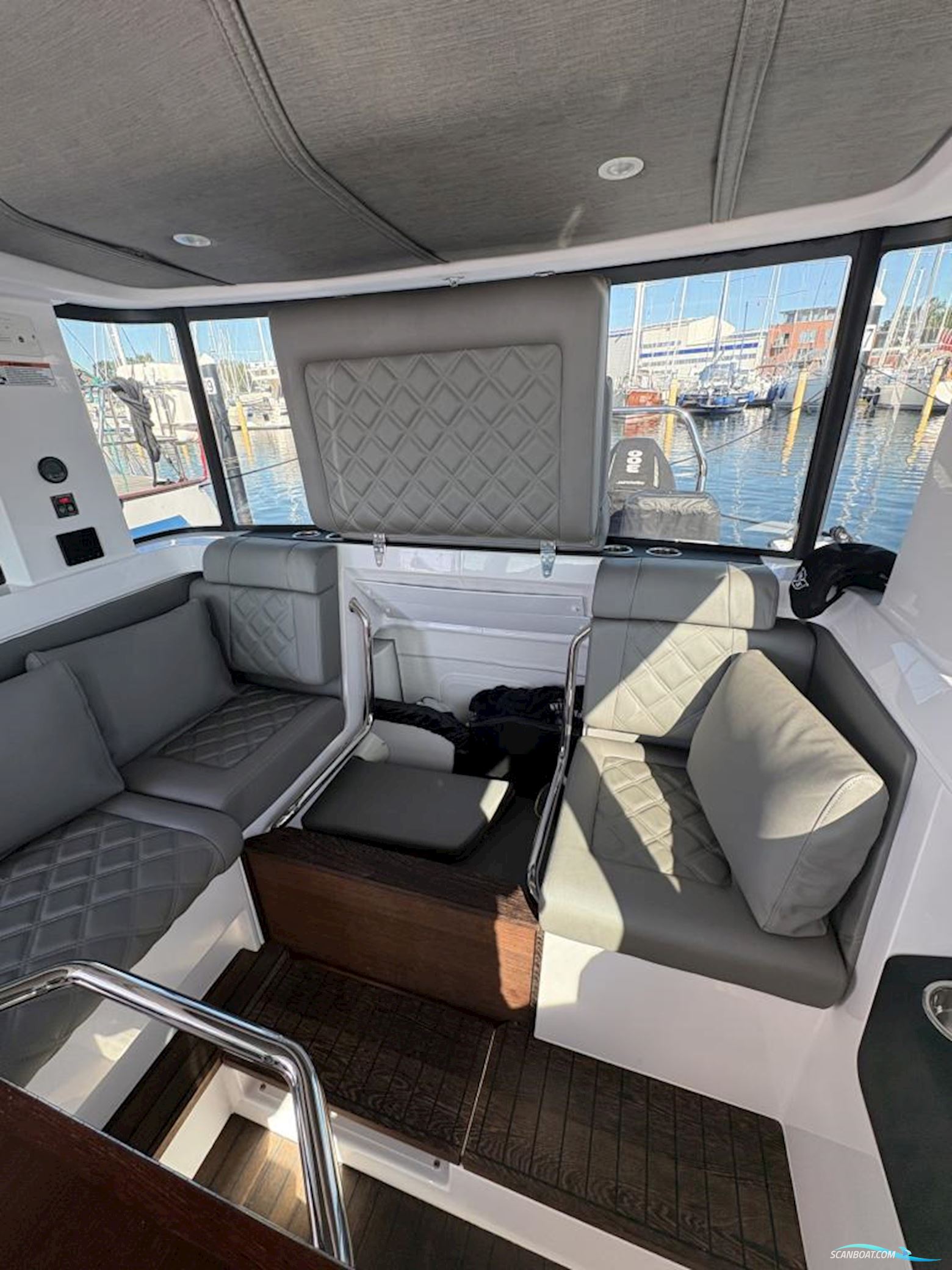Axopar 37 XC Cross Cabin