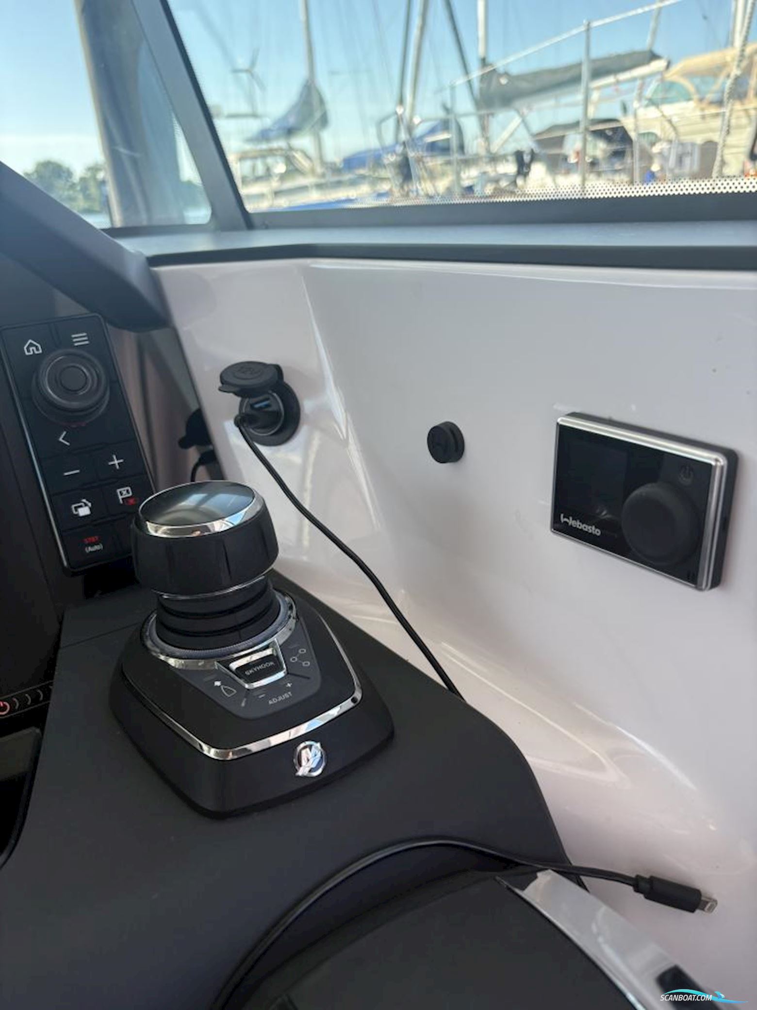 Axopar 37 XC Cross Cabin