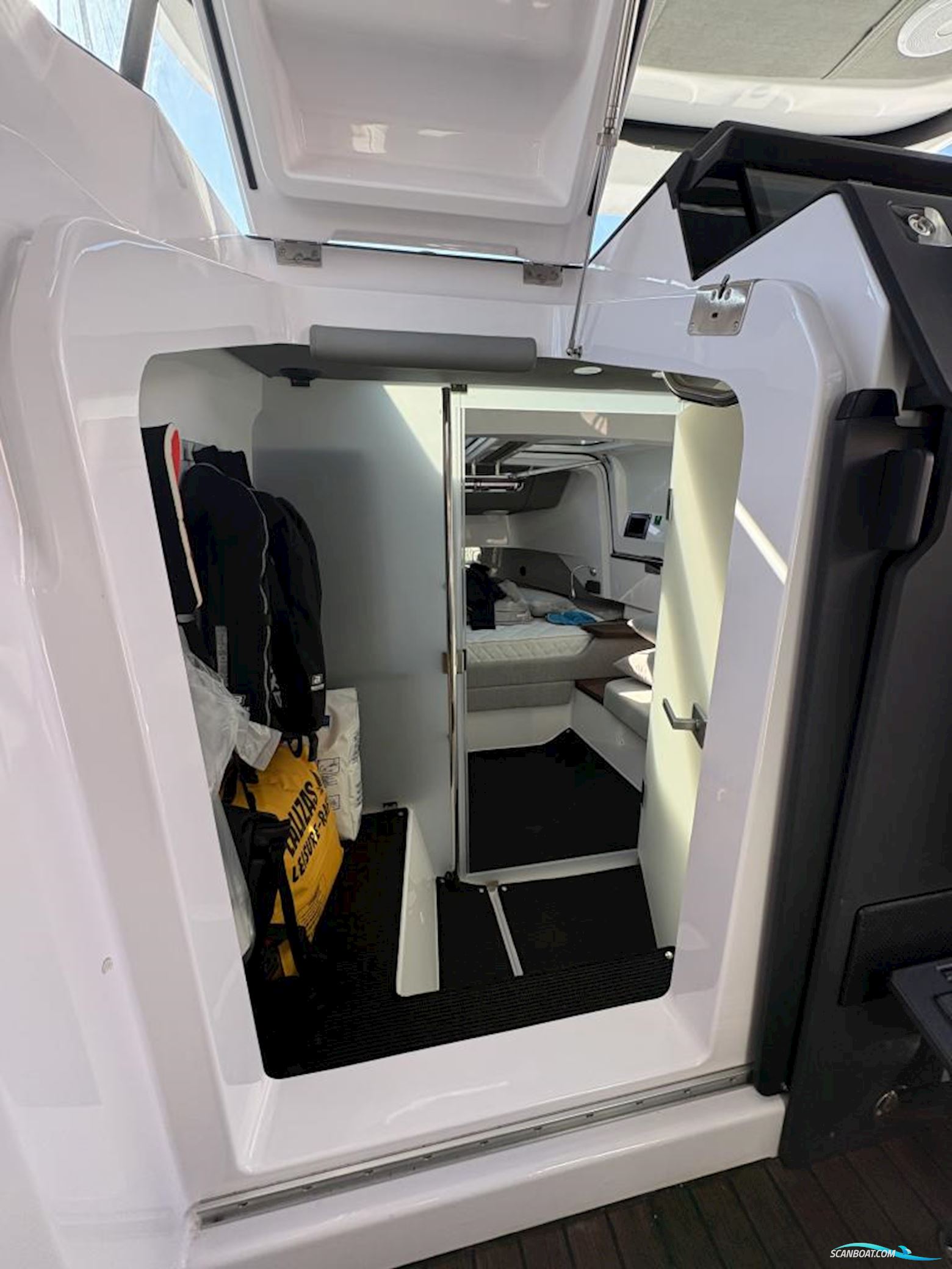 Axopar 37 XC Cross Cabin