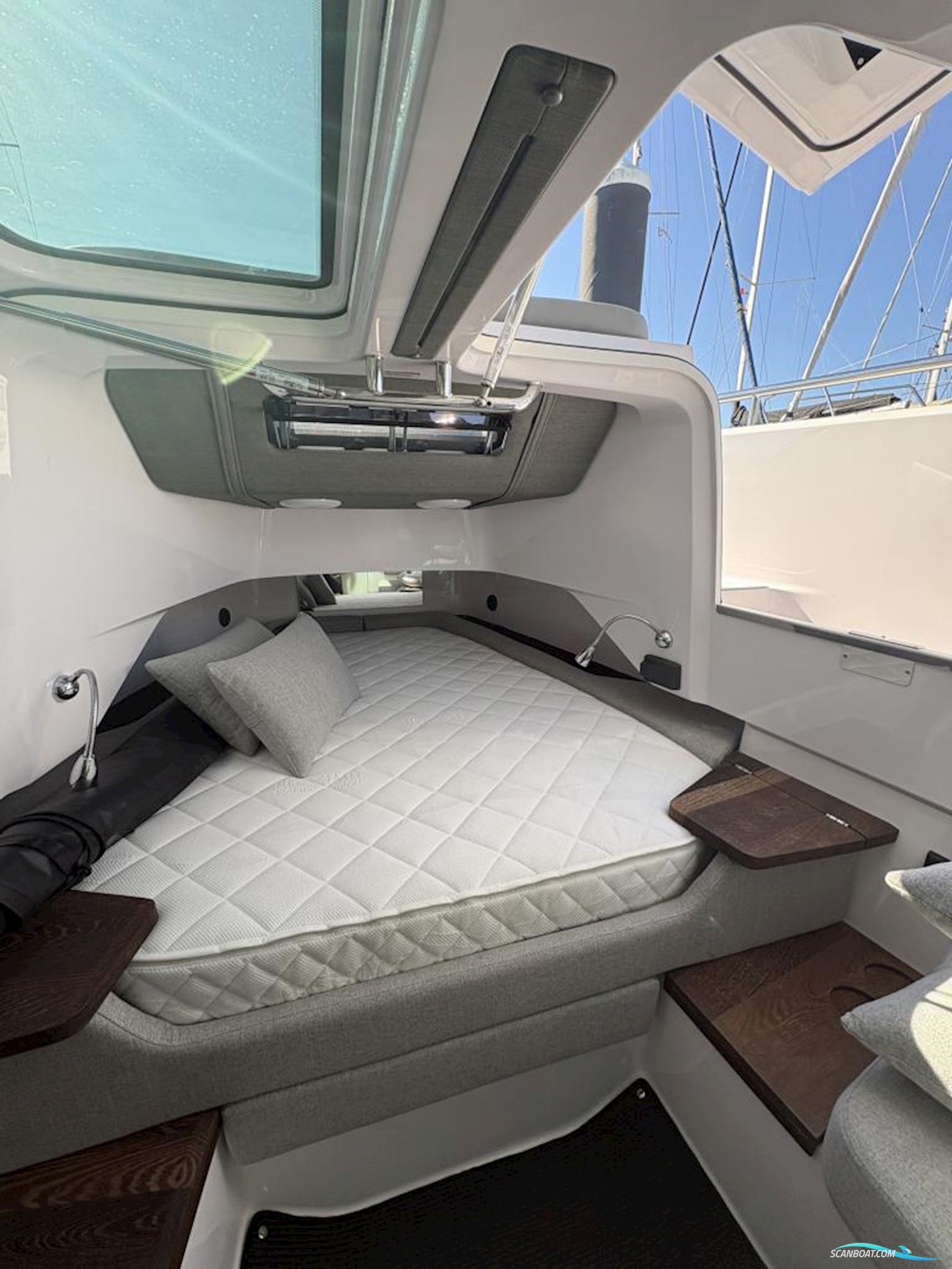 Axopar 37 XC Cross Cabin