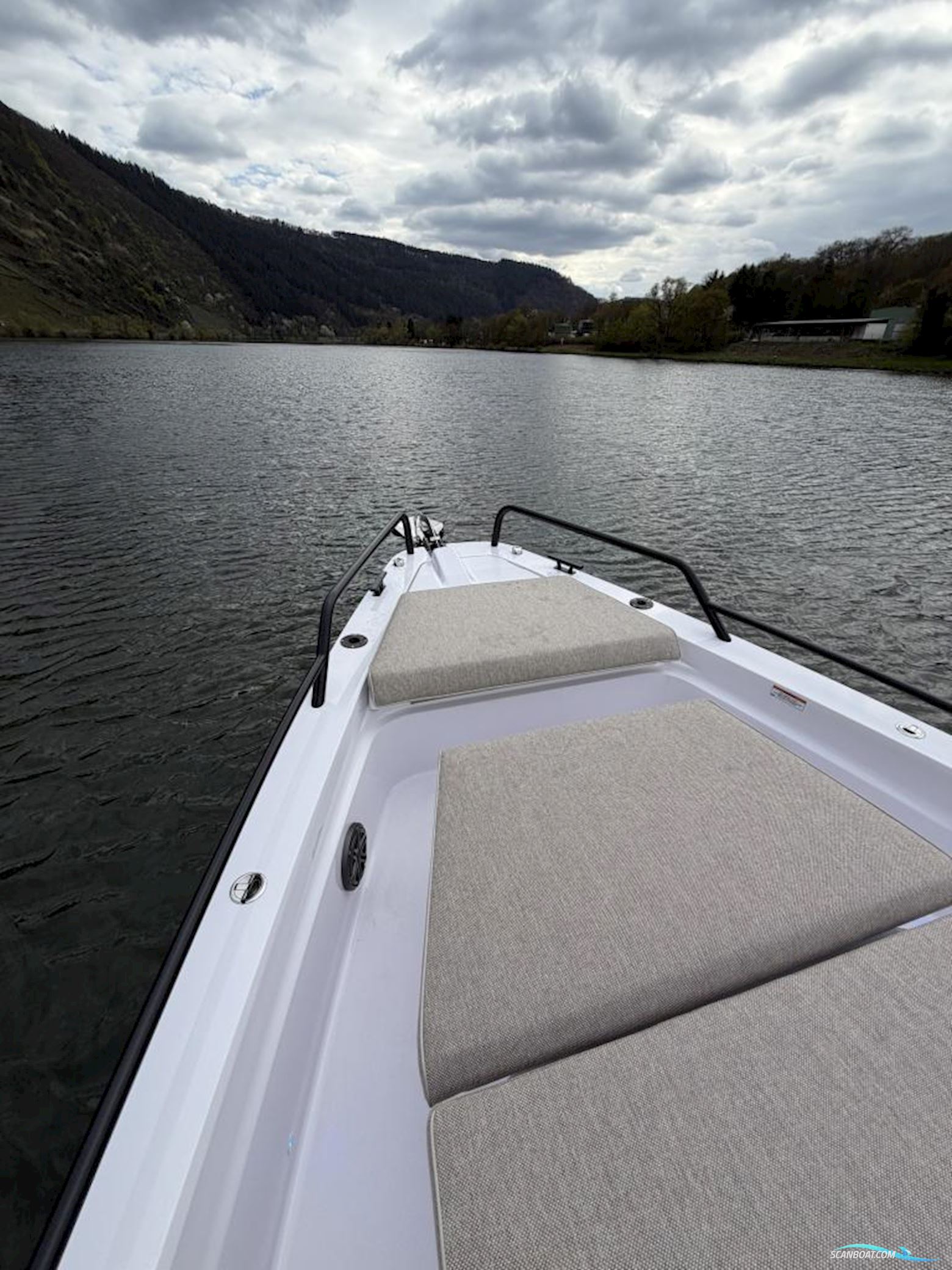 Axopar 37 XC Cross Cabin