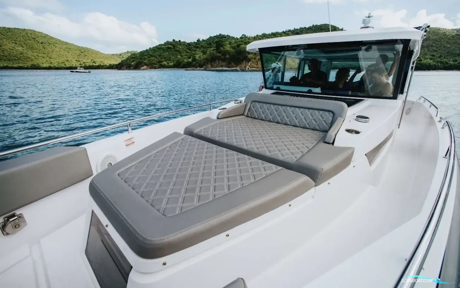 Axopar 37 XC Cross Cabin