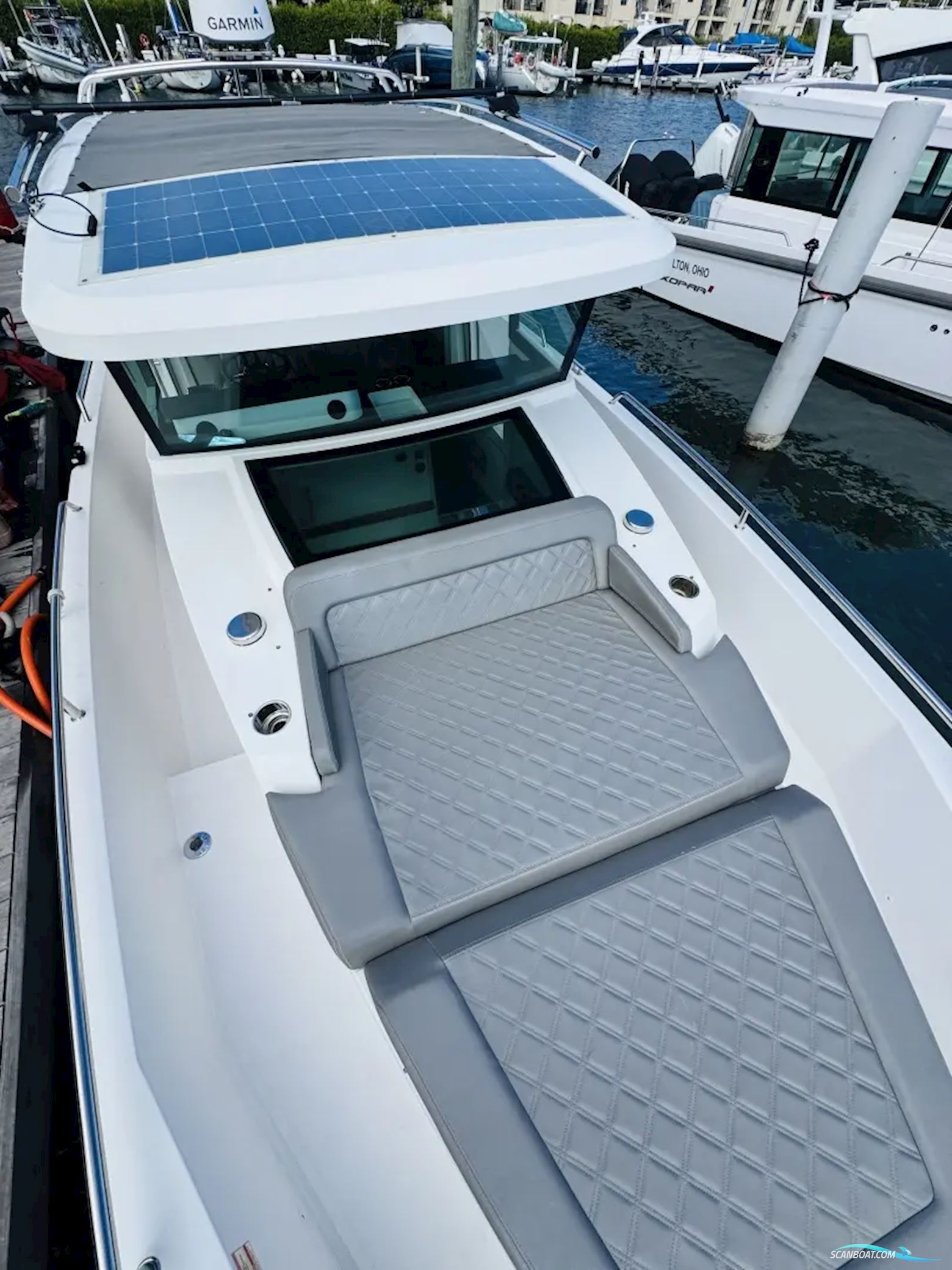 Axopar 37 XC Cross Cabin