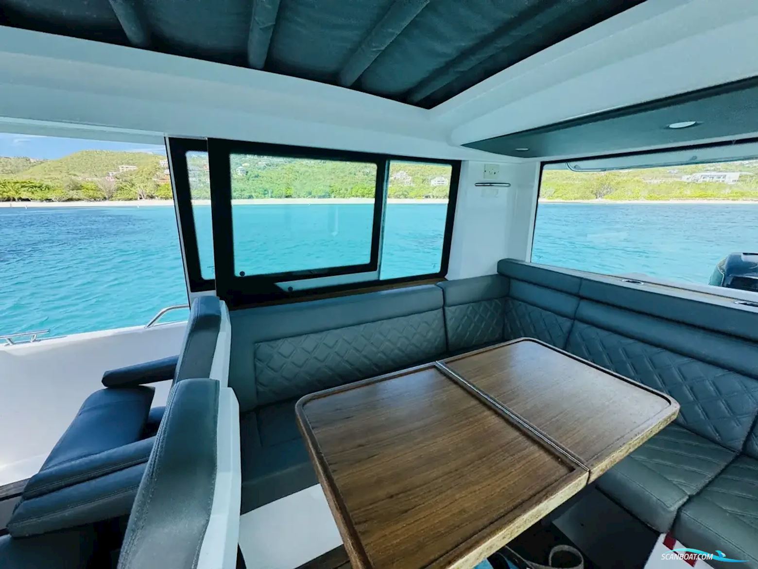 Axopar 37 XC Cross Cabin