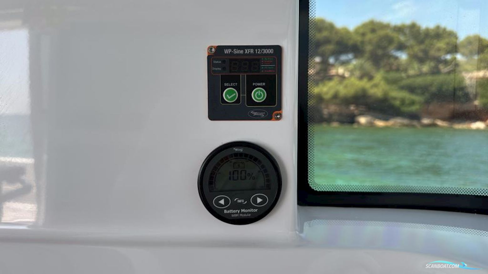 Axopar 37 XC Cross Cabin