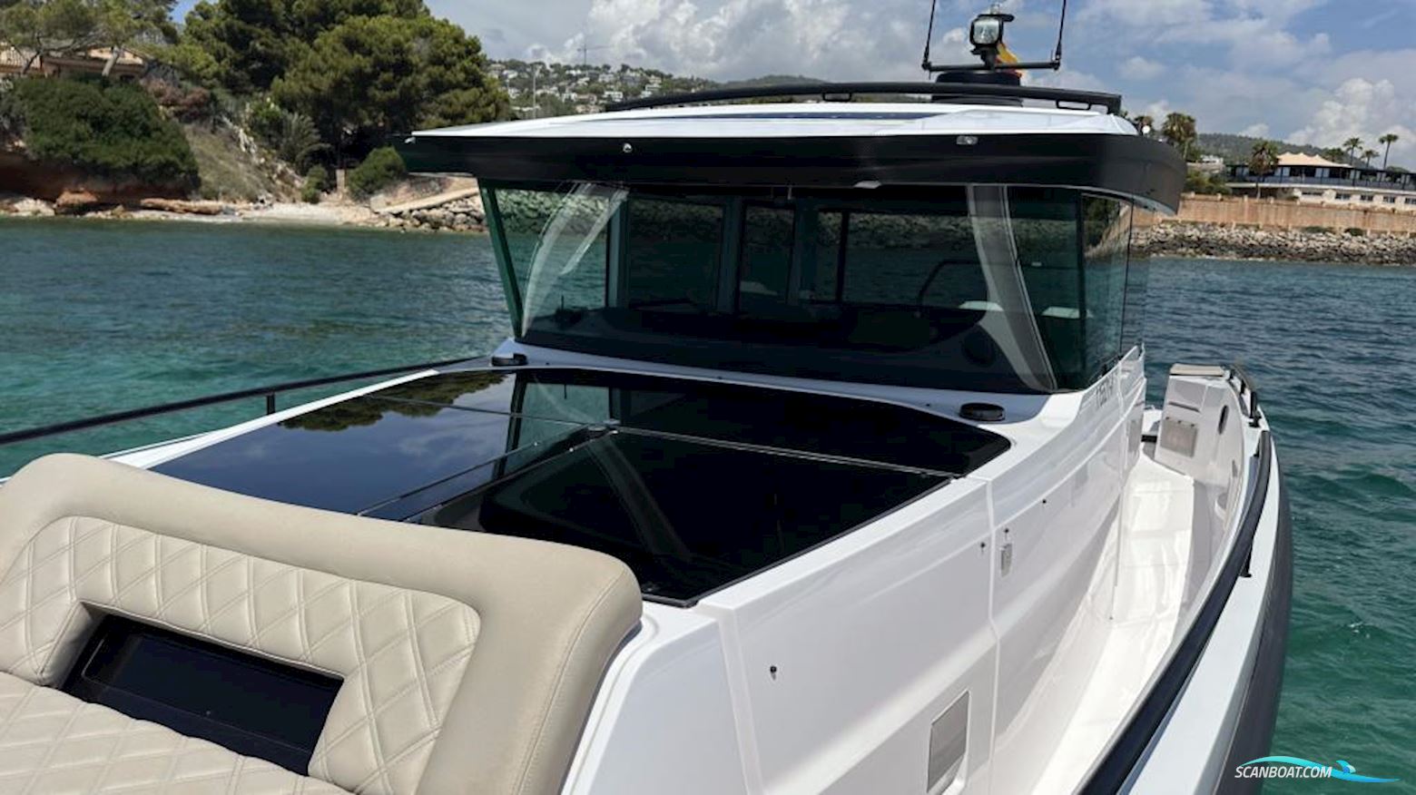 Axopar 37 XC Cross Cabin