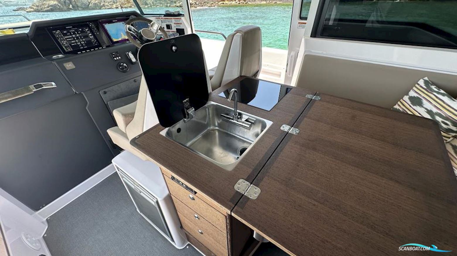 Axopar 37 XC Cross Cabin