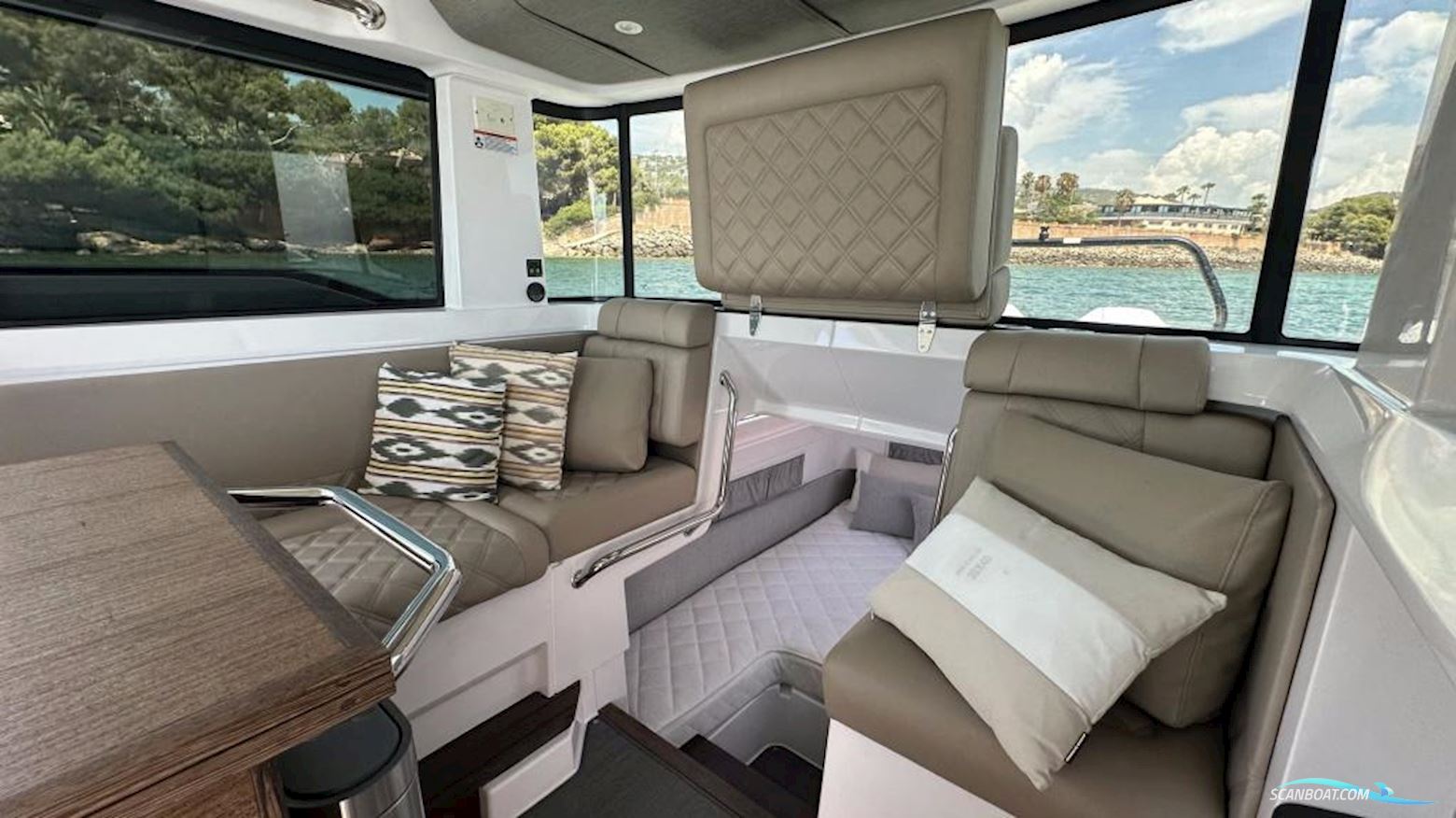 Axopar 37 XC Cross Cabin