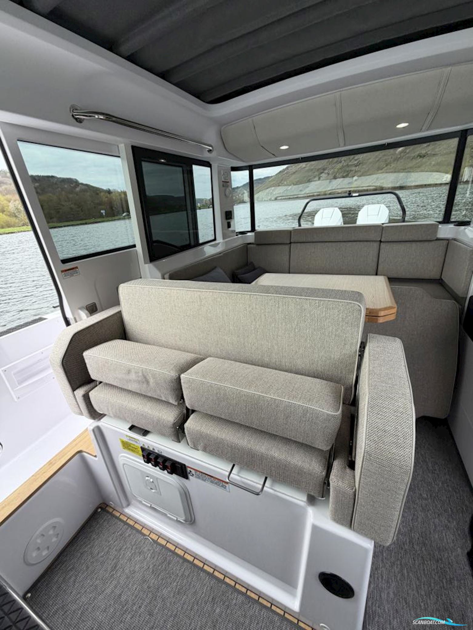 AXOPAR 37 XC Cross Cabin