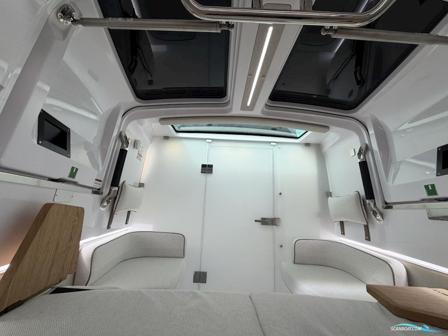 AXOPAR 37 XC Cross Cabin