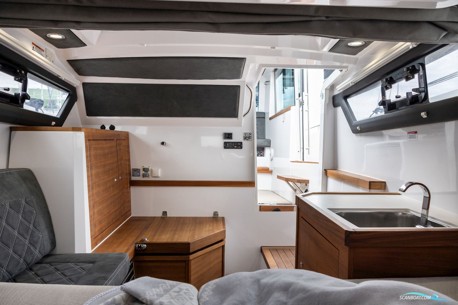 Axopar 37 XC Cross Cabin