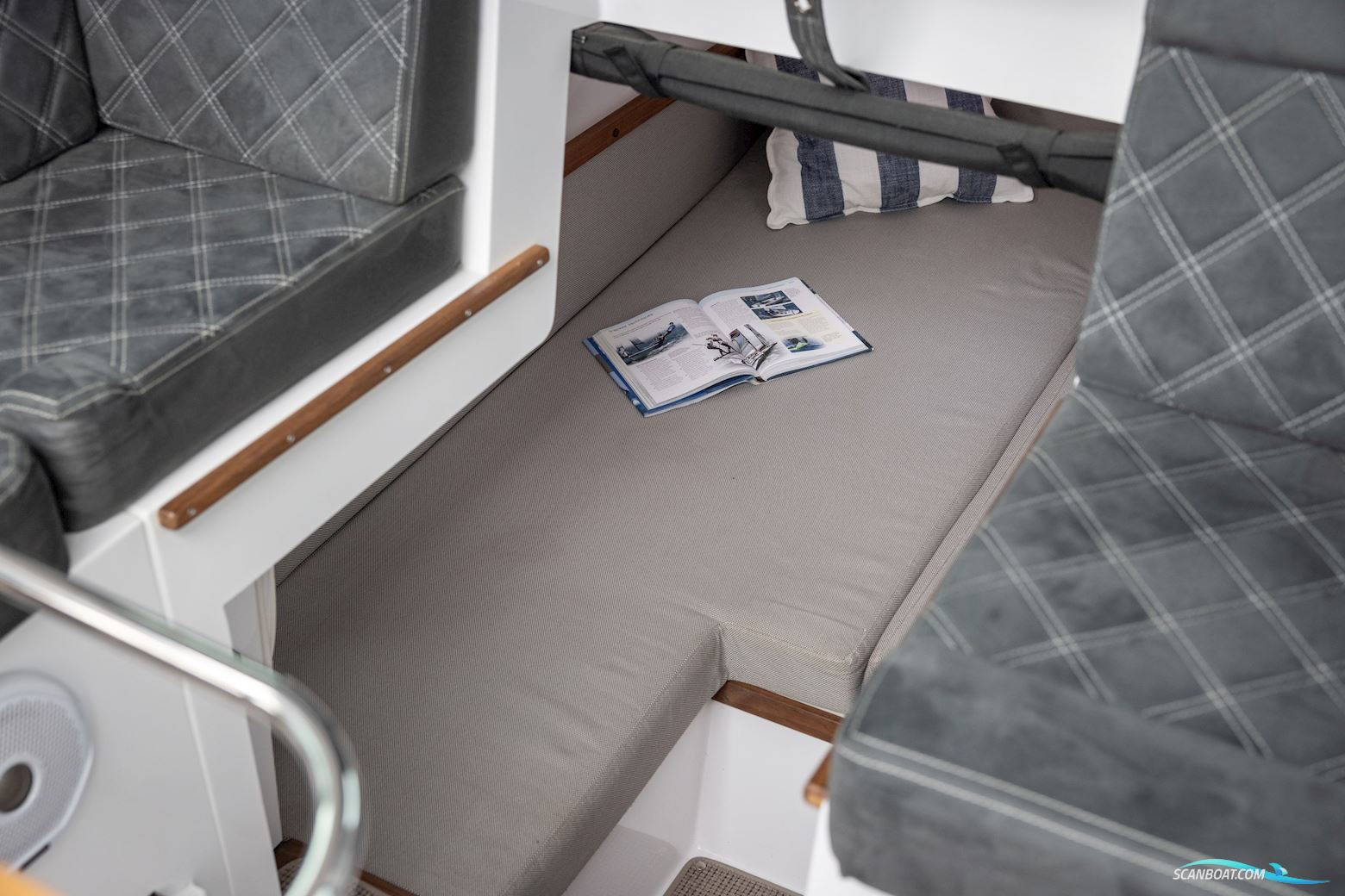 Axopar 37 XC Cross Cabin