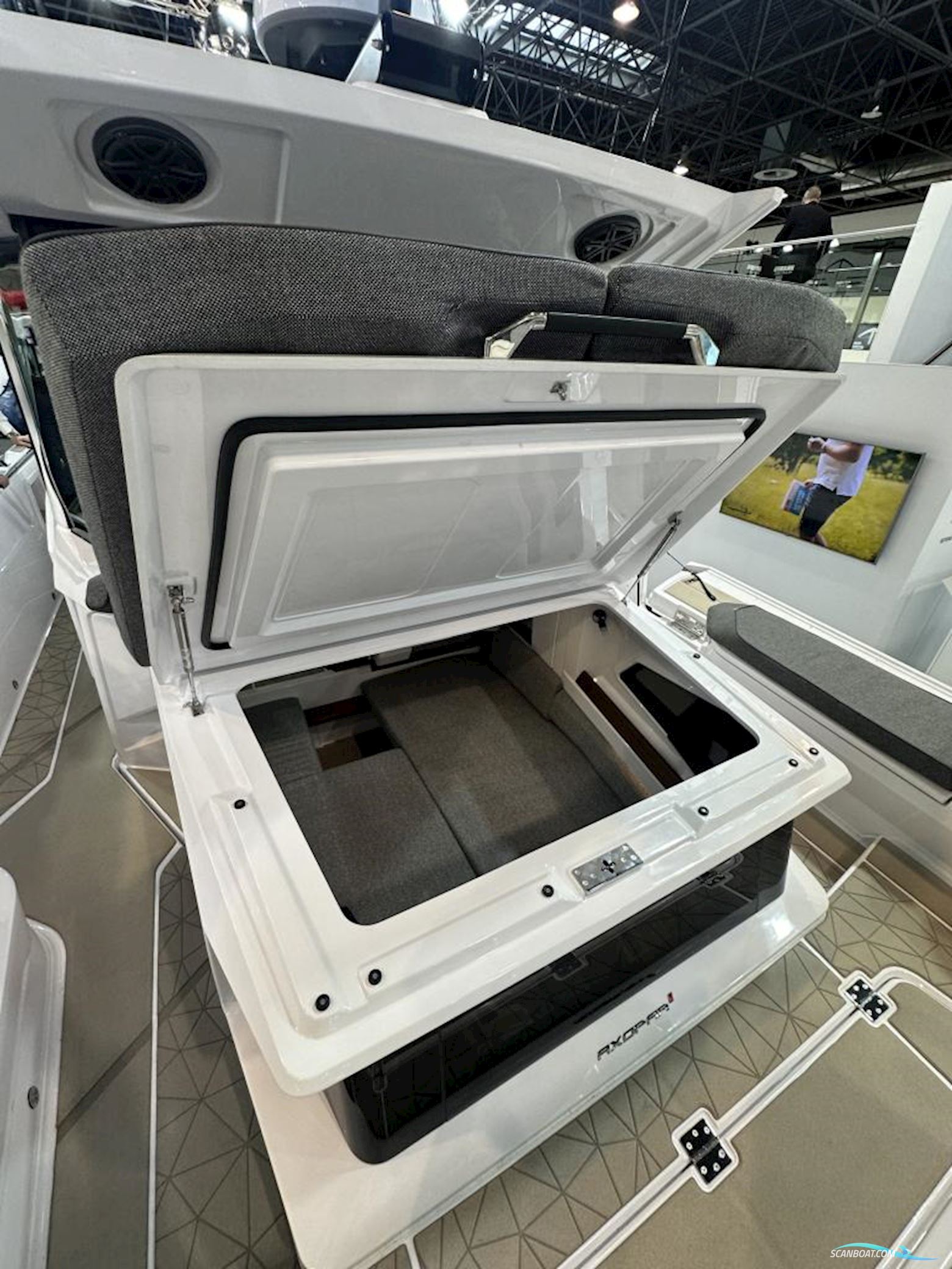 Axopar 38 XC Cross Cabin