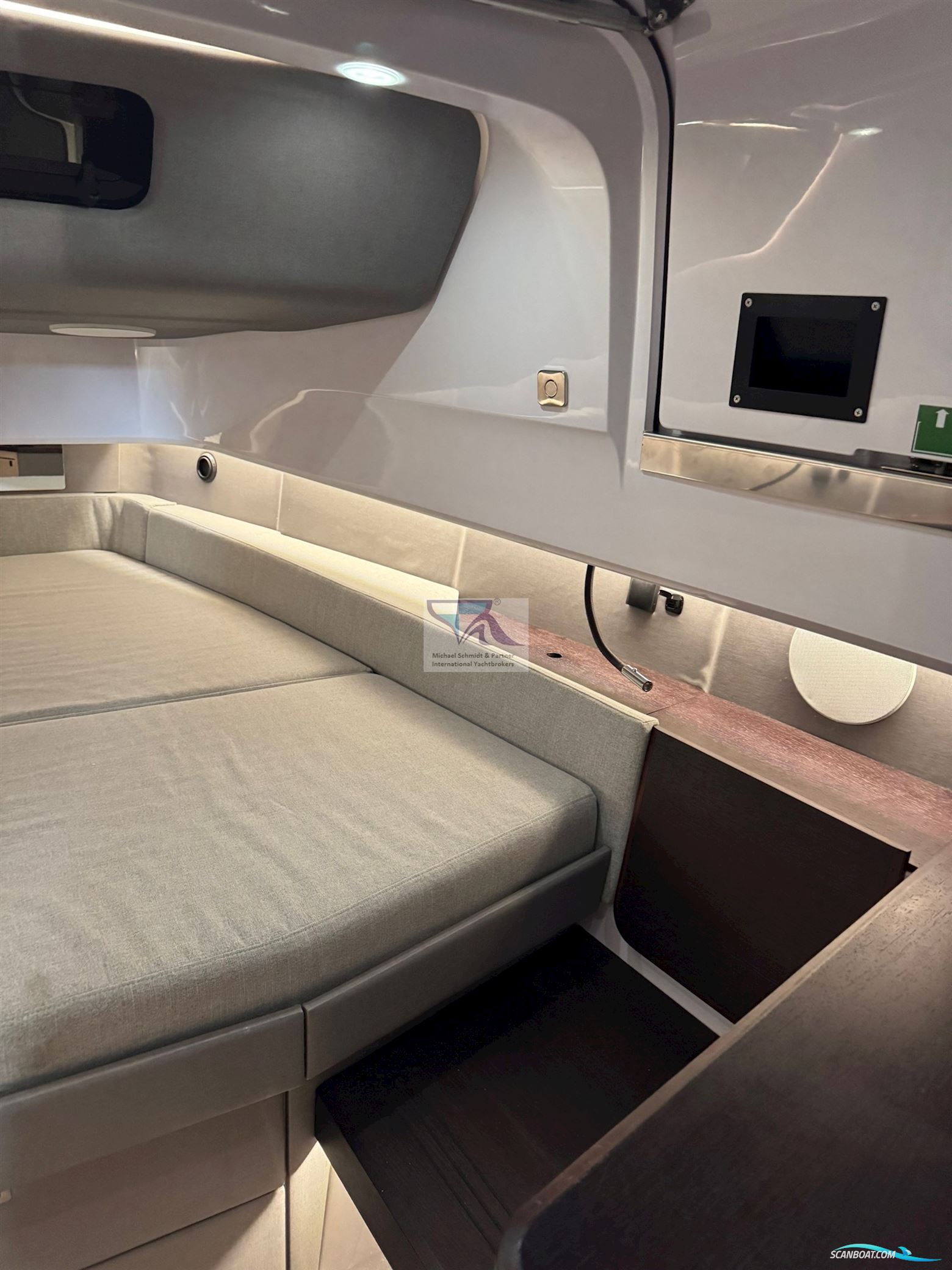 AXOPAR 45 Cross Cabin