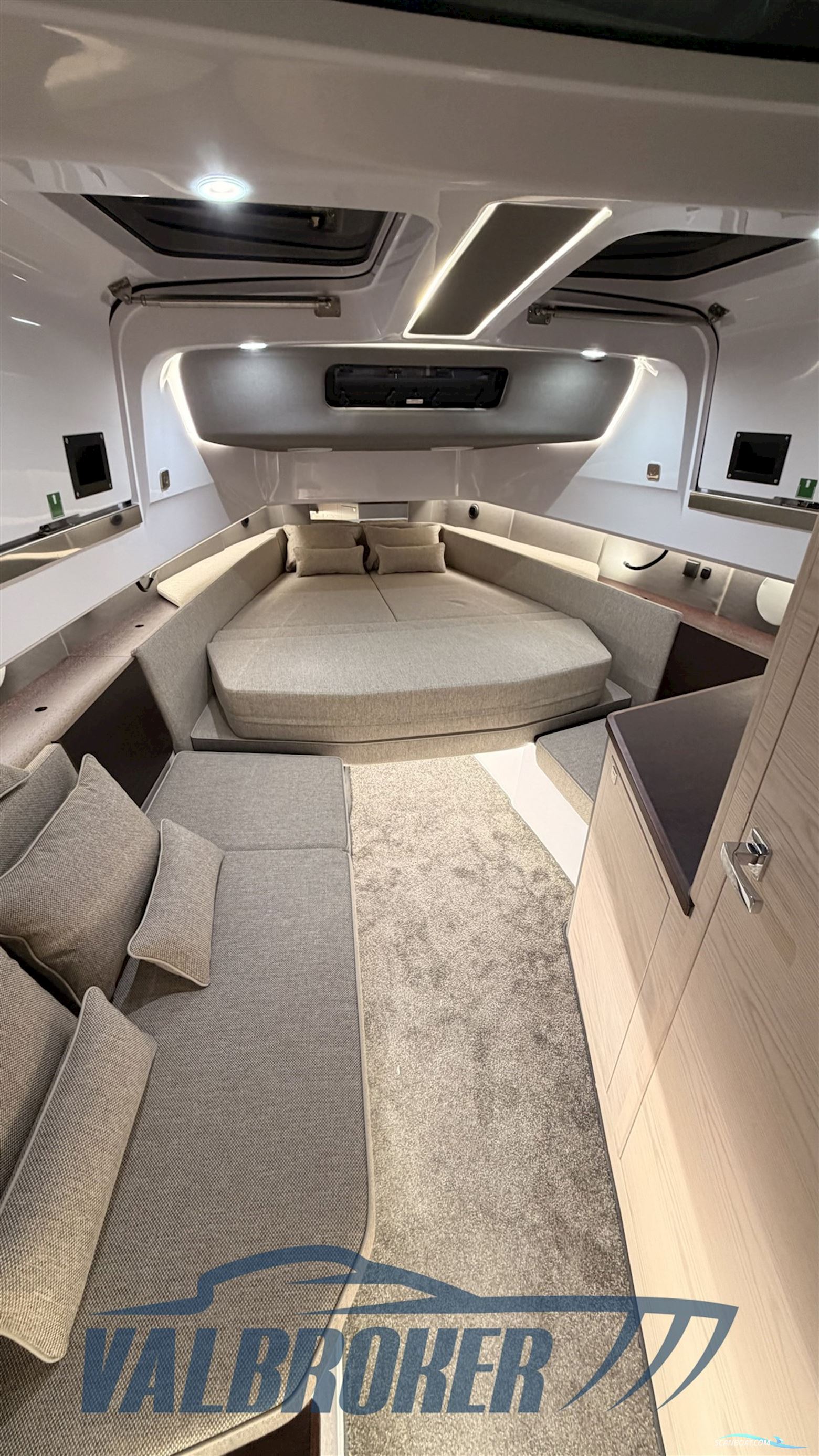 Axopar 45 Cross Cabin