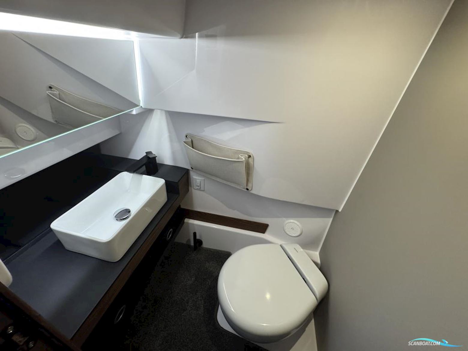 Axopar 45 XC Cross Cabin