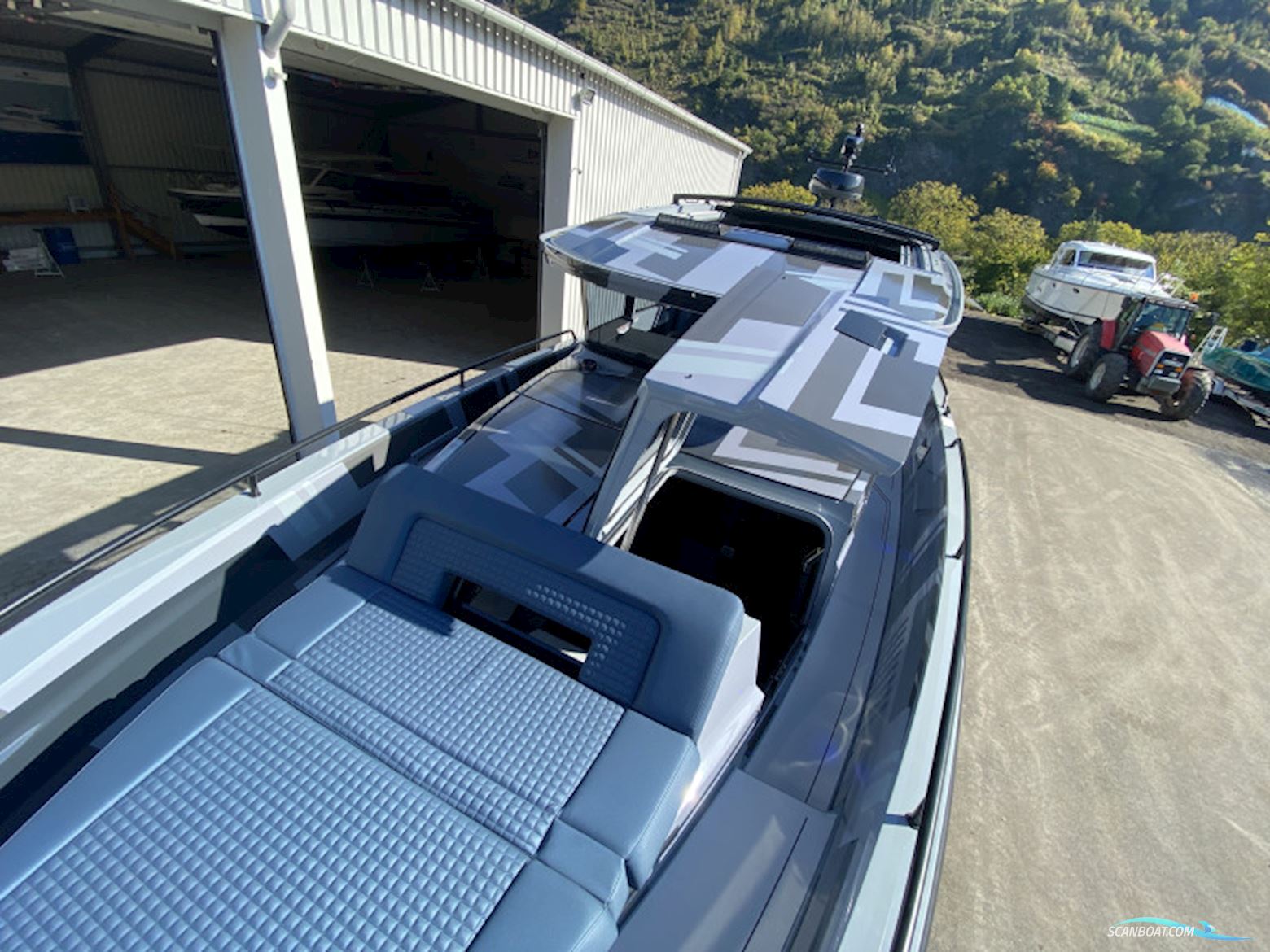 Axopar Brabus Shadow 900 Cross Cabin