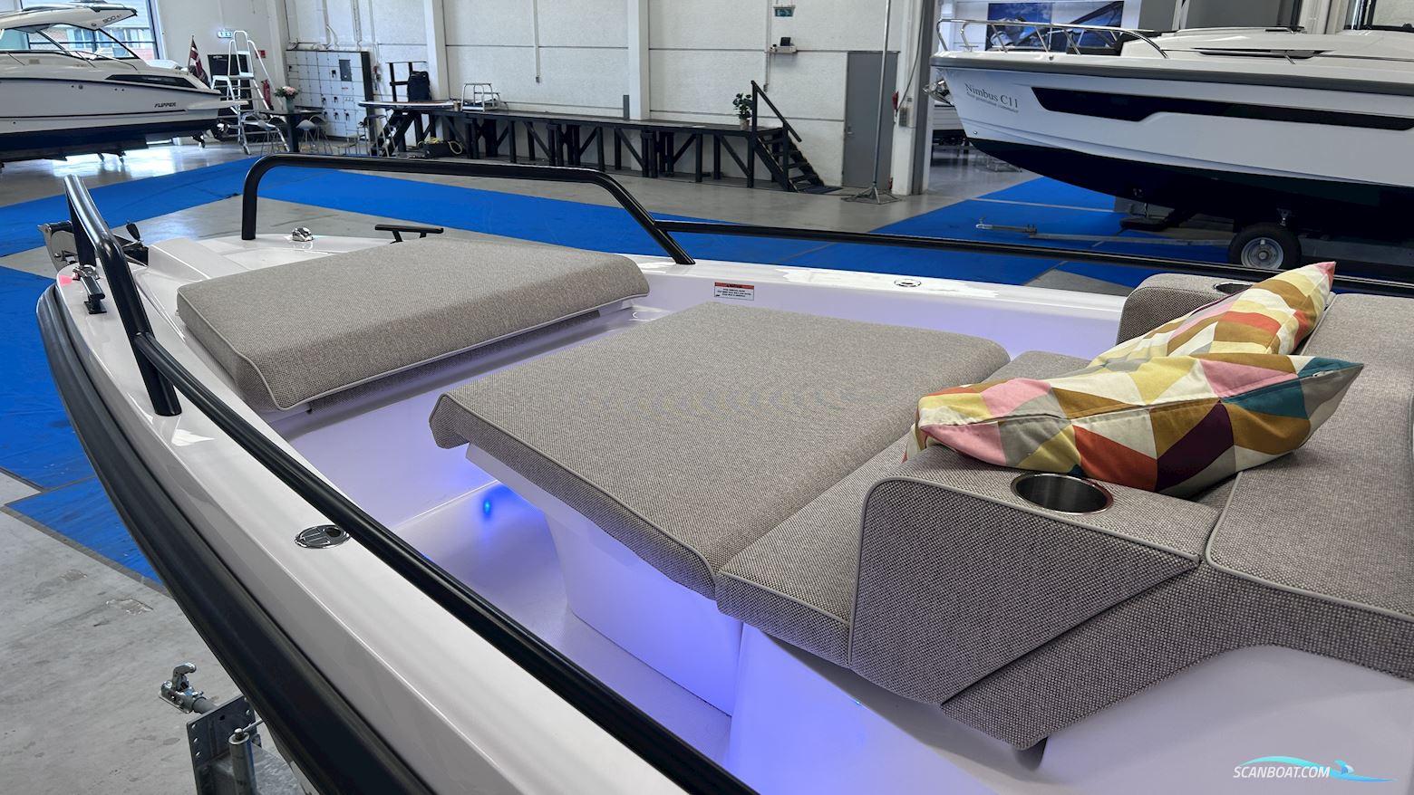 Axopar Yachts 37 XC Cross Cabin