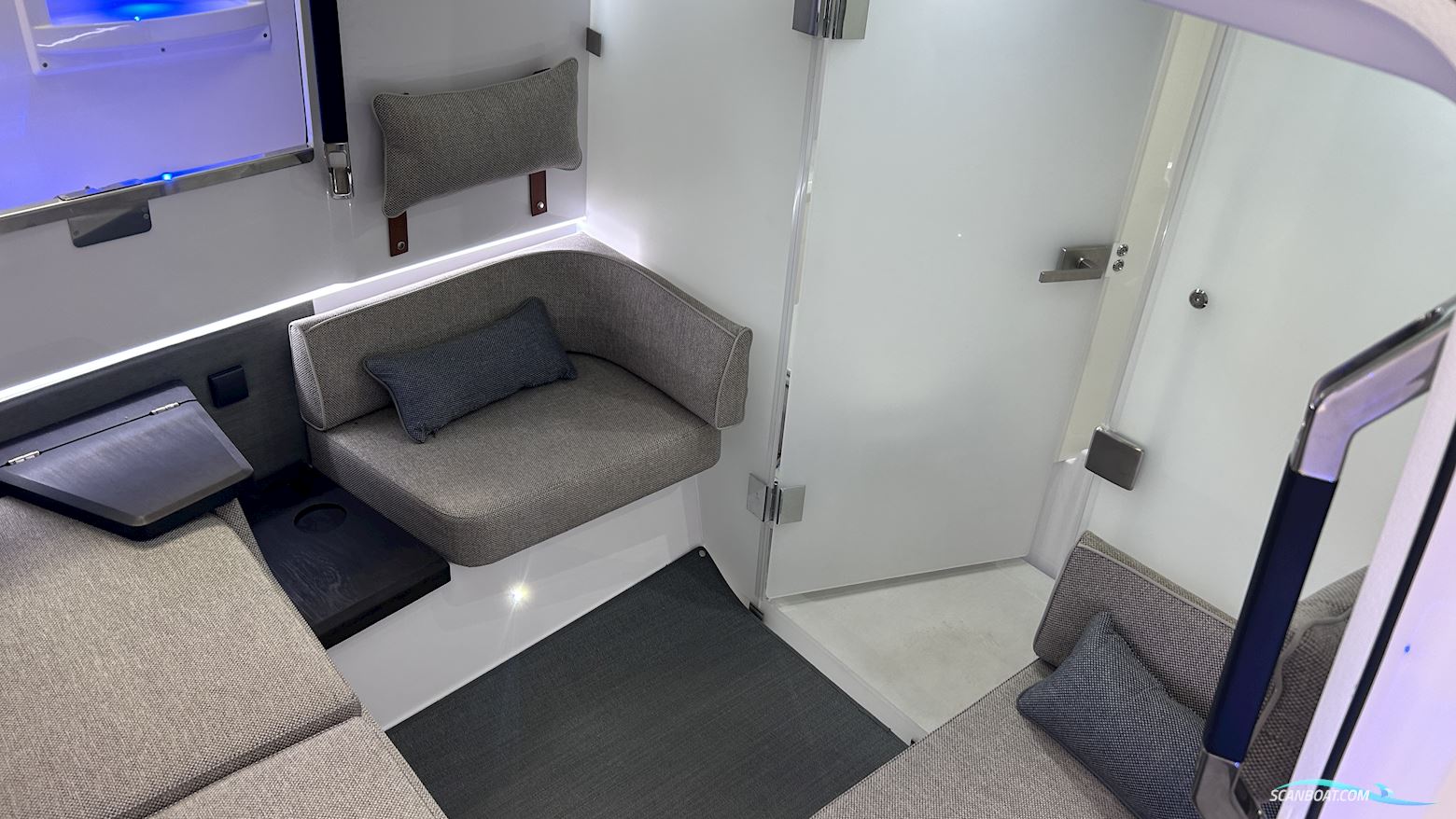 Axopar Yachts 37 XC Cross Cabin
