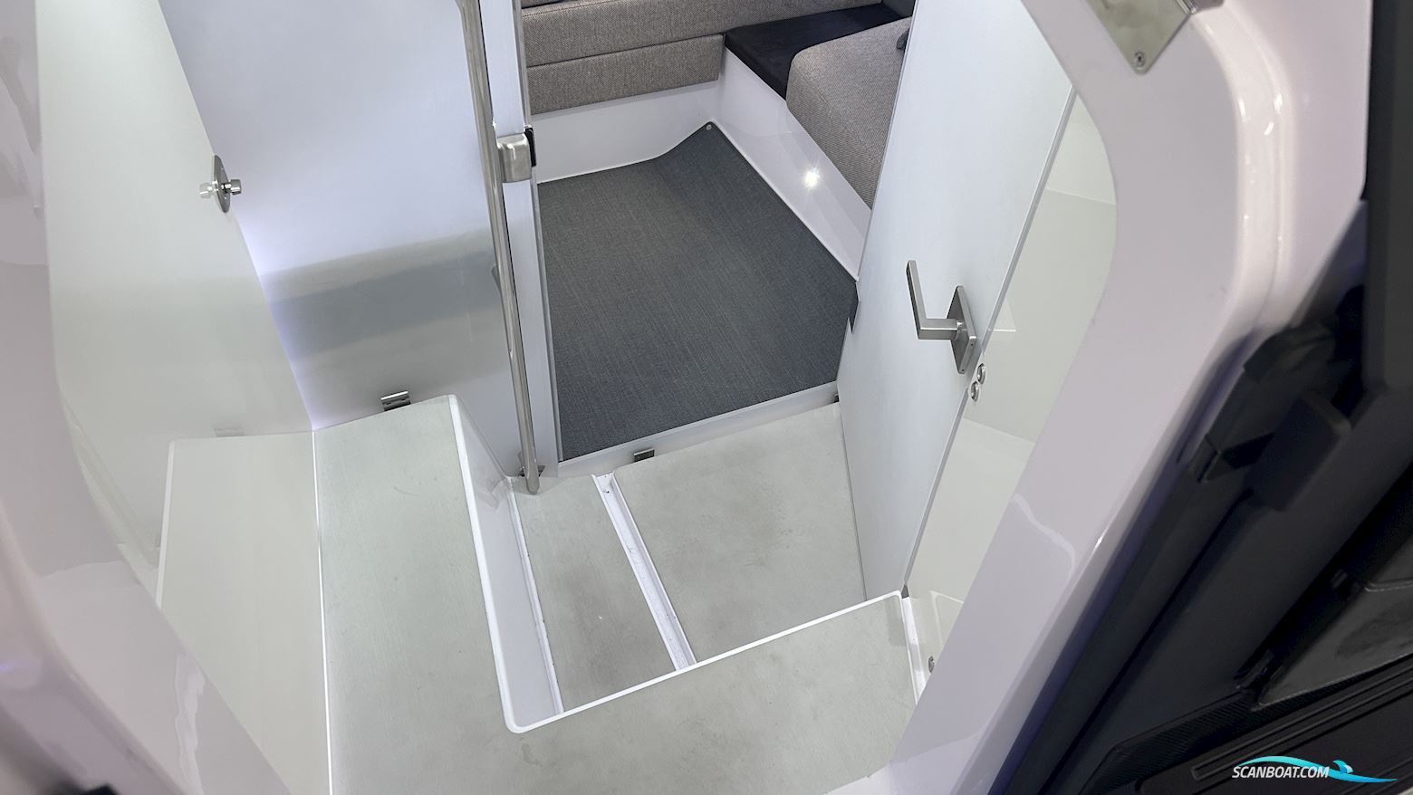 Axopar Yachts 37 XC Cross Cabin