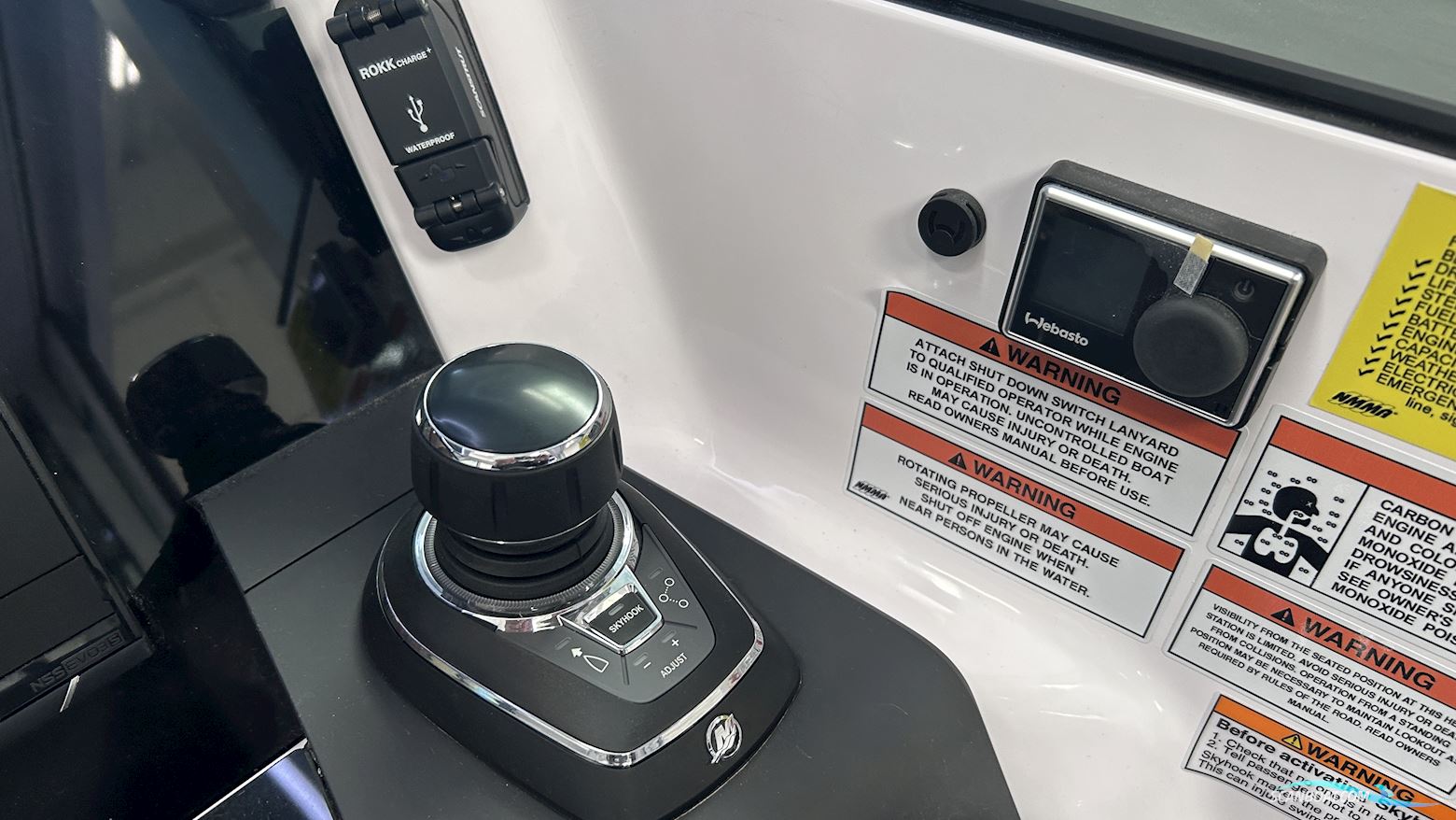 Axopar Yachts 37 XC Cross Cabin