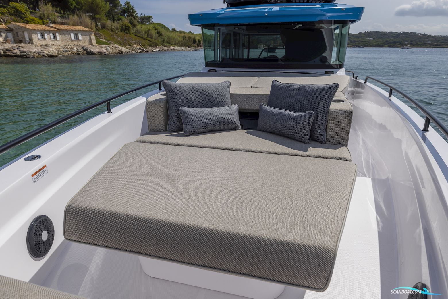 Axopar Yachts 37 XC Cross Cabin