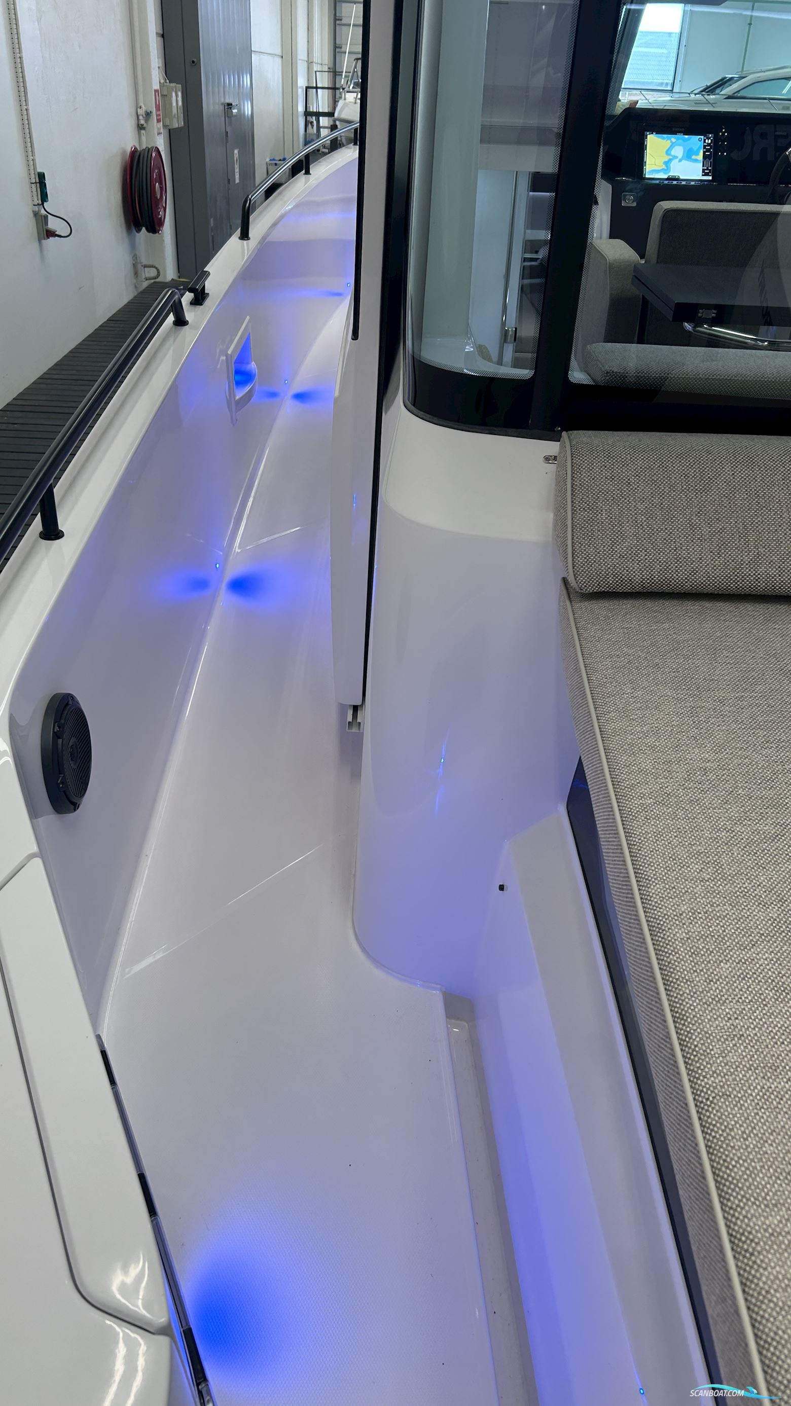 Axopar Yachts 37 XC Cross Cabin