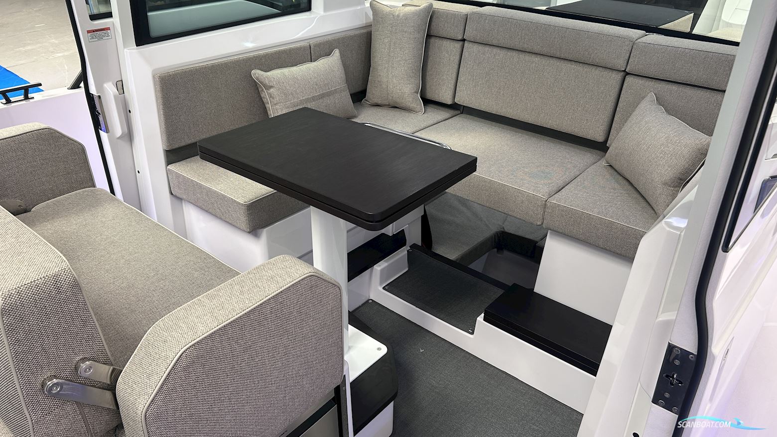 Axopar Yachts 37 XC Cross Cabin
