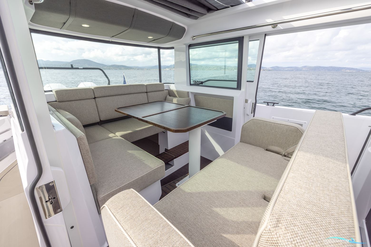 Axopar Yachts 37 XC Cross Cabin