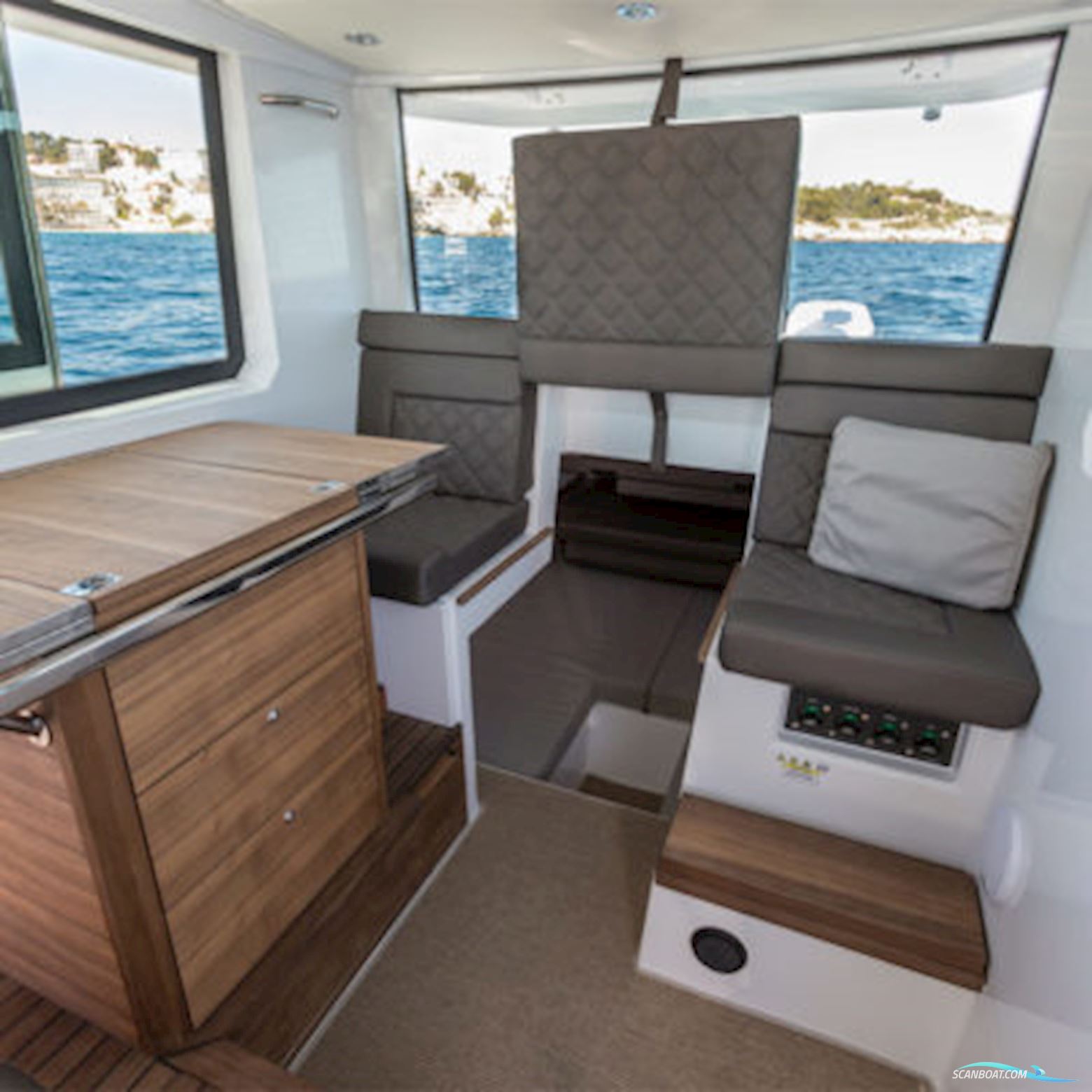 Axopar Yachts 37 XC Cross Cabin