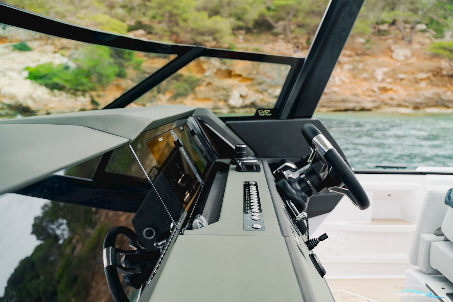 Axopar Yachts Axopar 38 Suntop