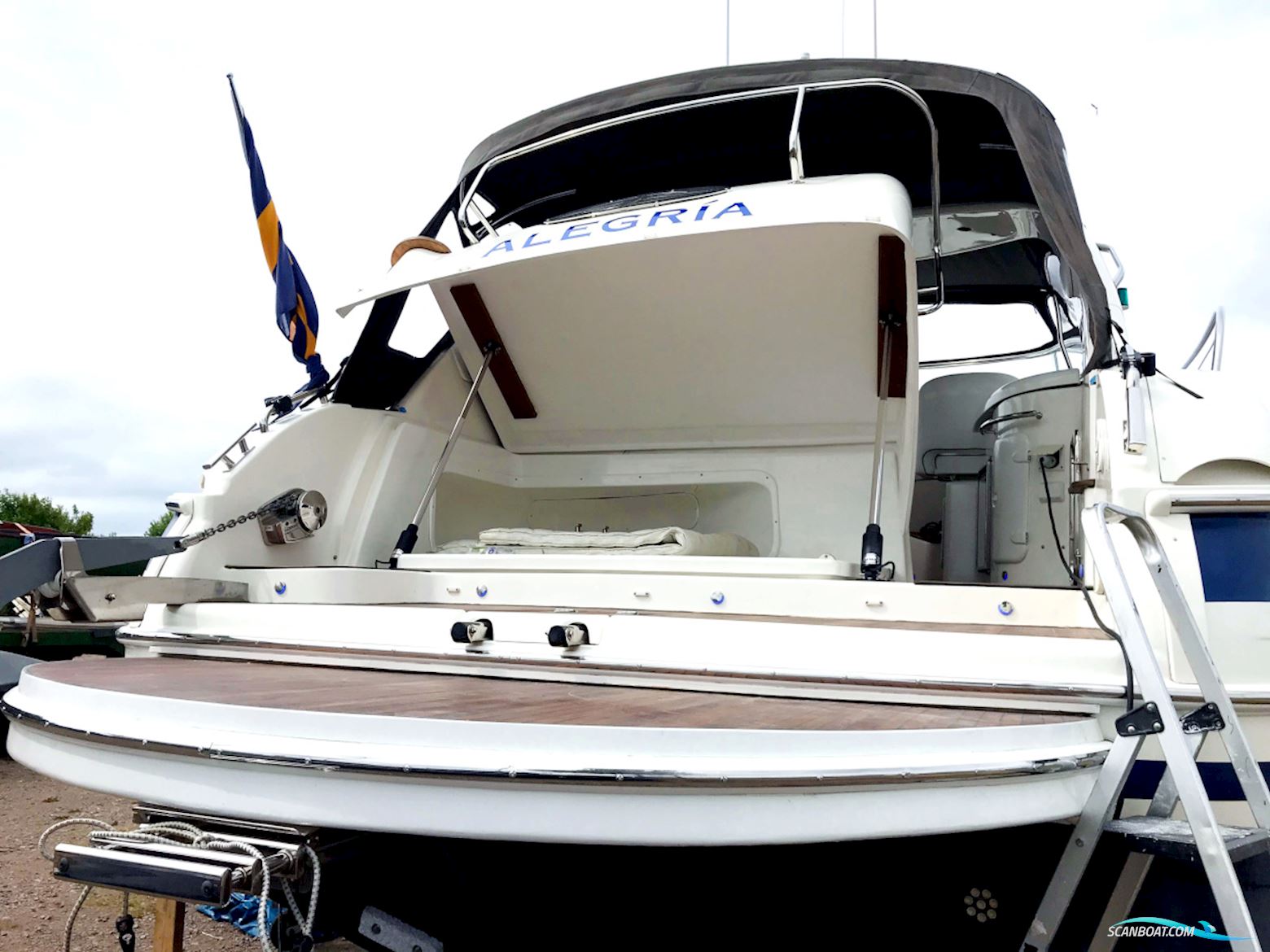 Bavaria 38 Sport Volvo Penta IPS-400 Joystick control