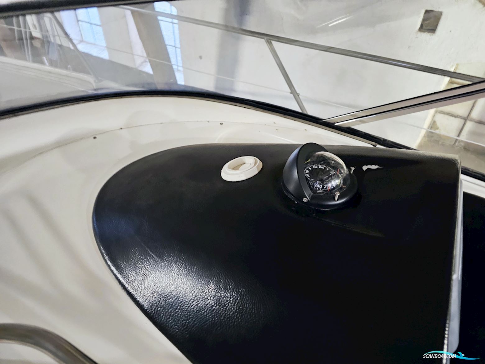 Bavaria 38 Sport Volvo Penta IPS-400 Joystick control