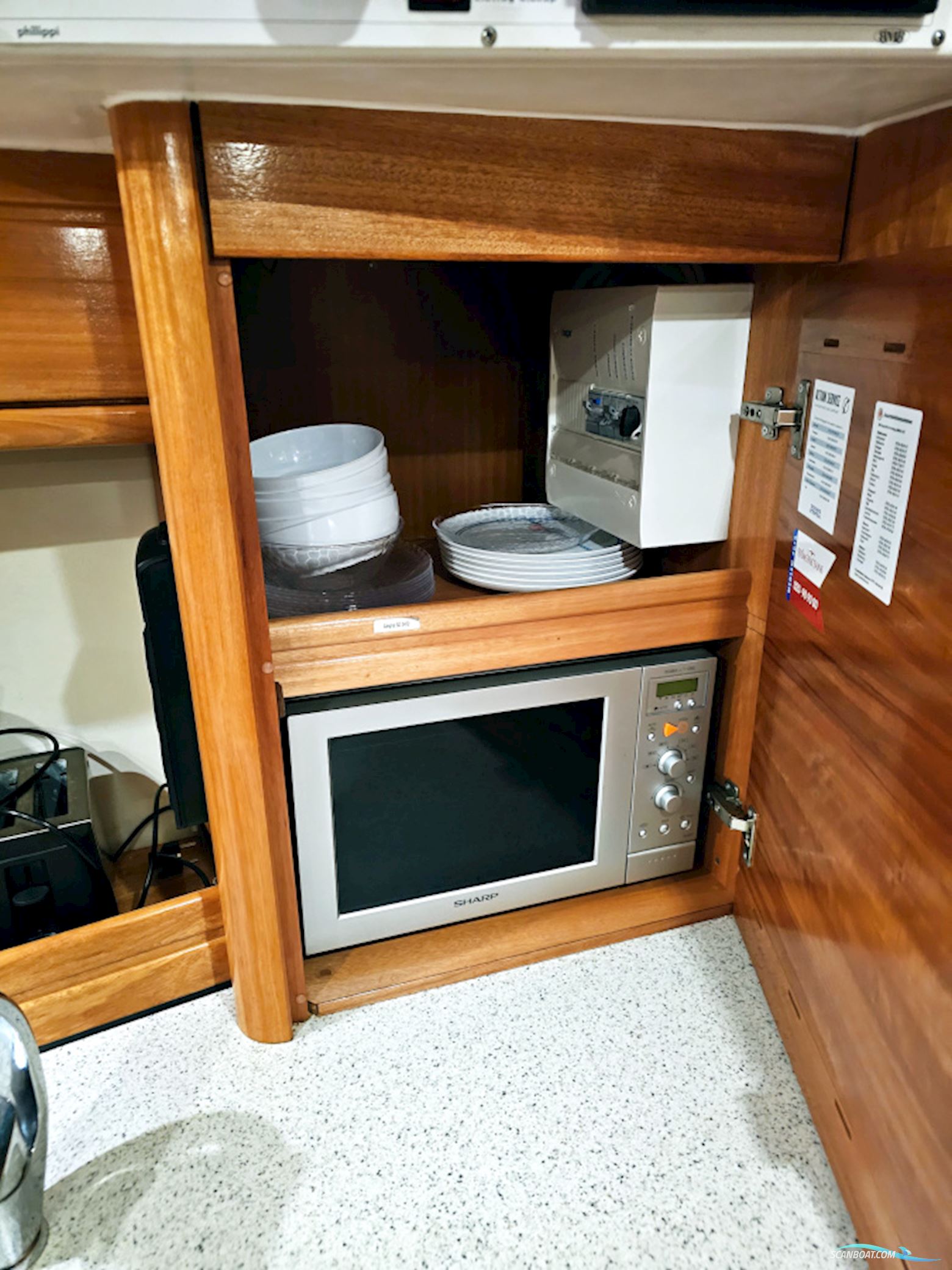 Bavaria 38 Sport Volvo Penta IPS-400 Joystick control